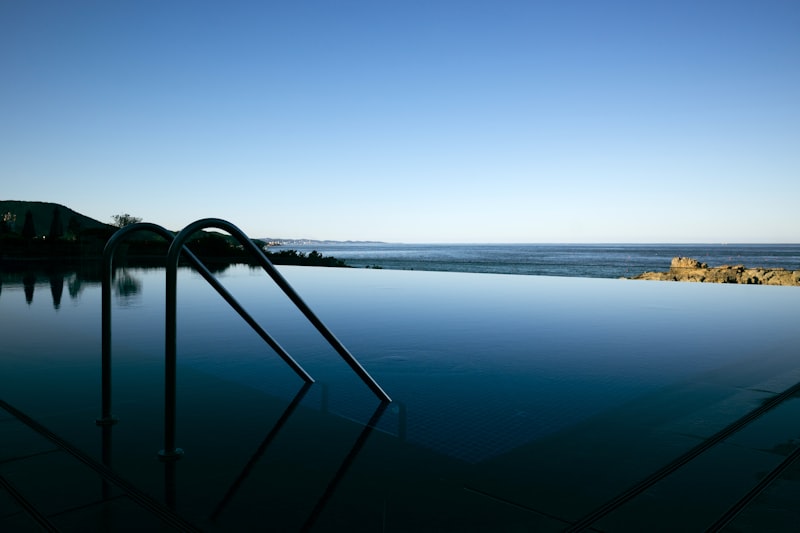 Piscine à débordement avec vue sur l'océan