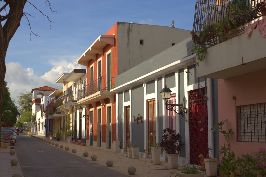 Rua colonial colorida de Santo Domingo, República Dominicana