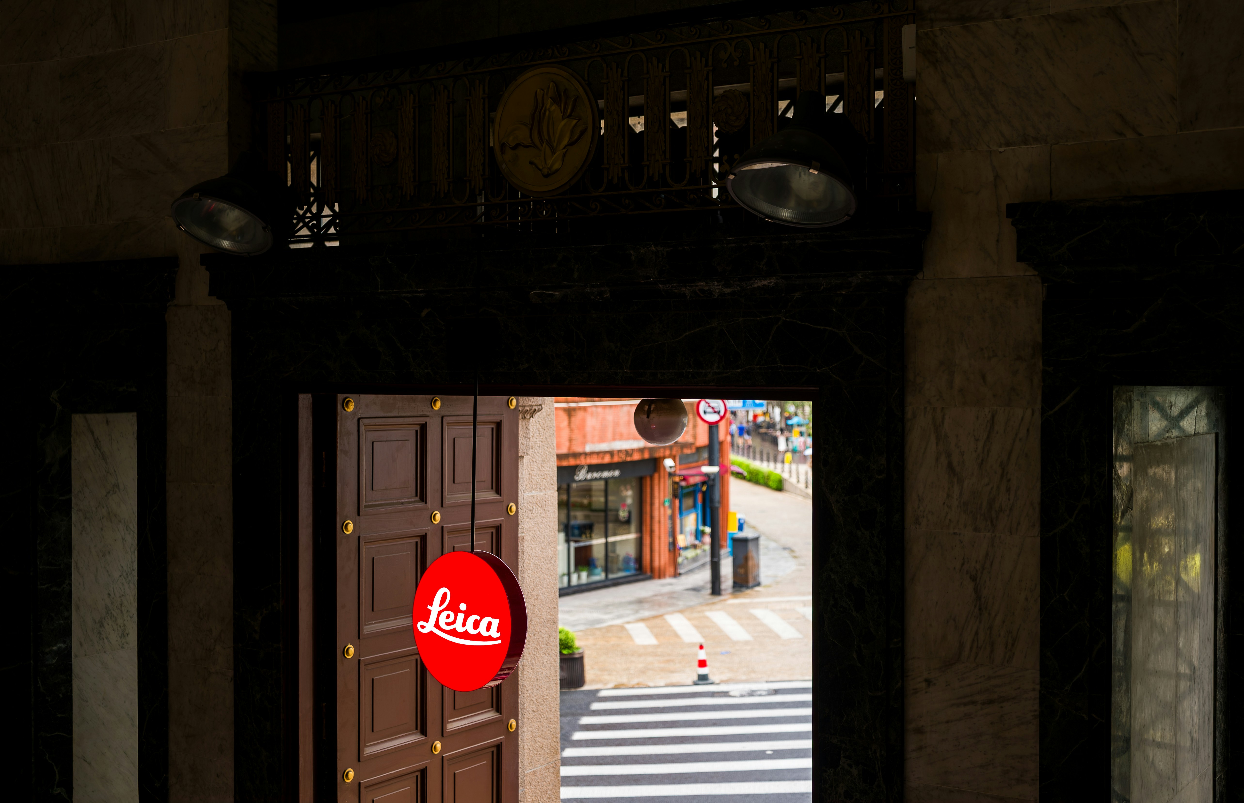 Ein Leica-Laden, der durch eine Tür gesehen wird.