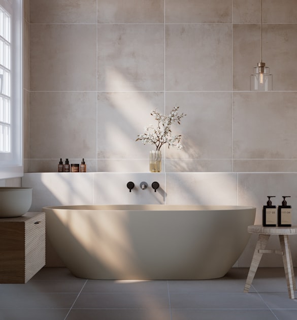 Modernes Badezimmer mit freistehender Badewanne