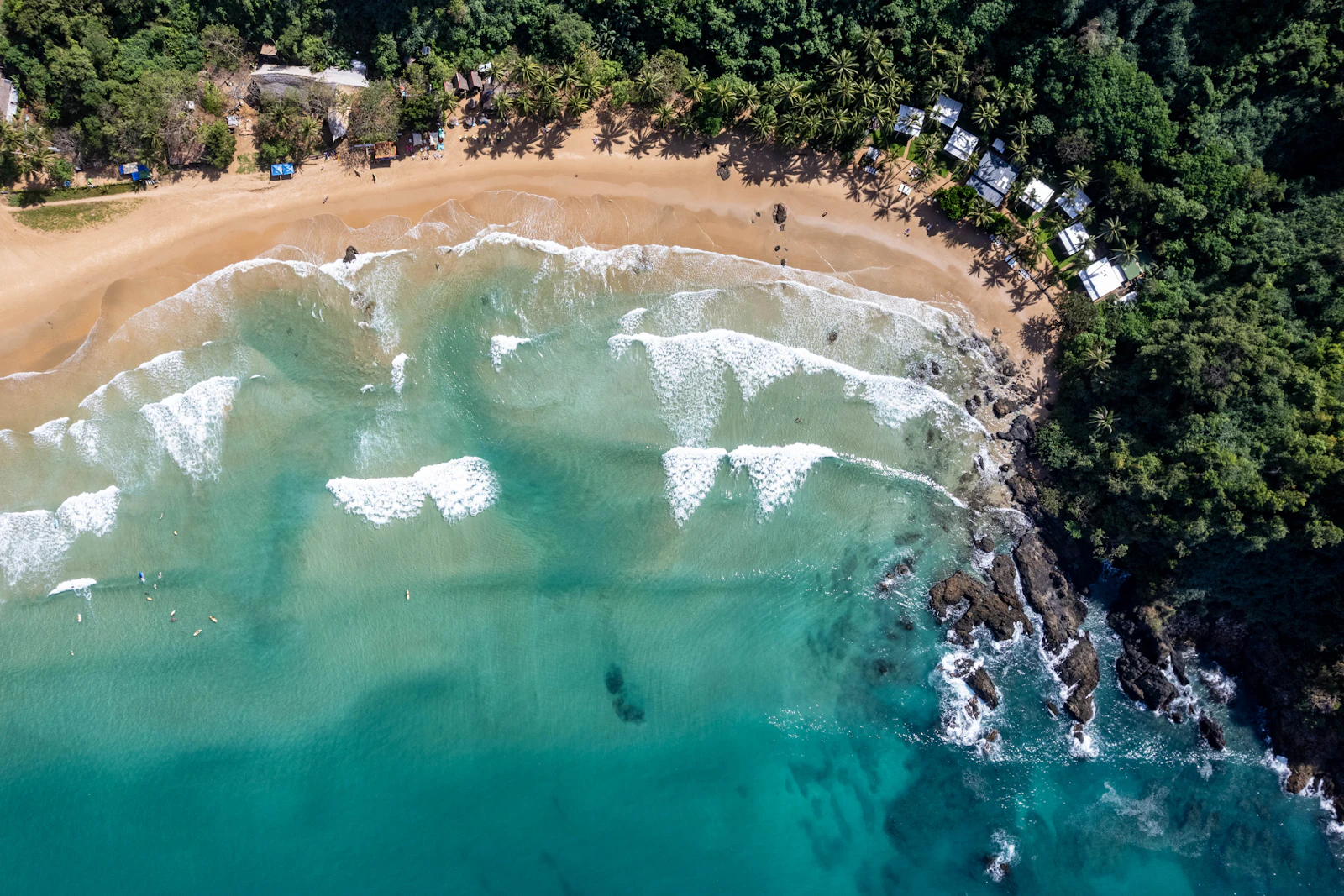Drone-opname recht naar beneden boven turquoise zeewater bij Curaçao