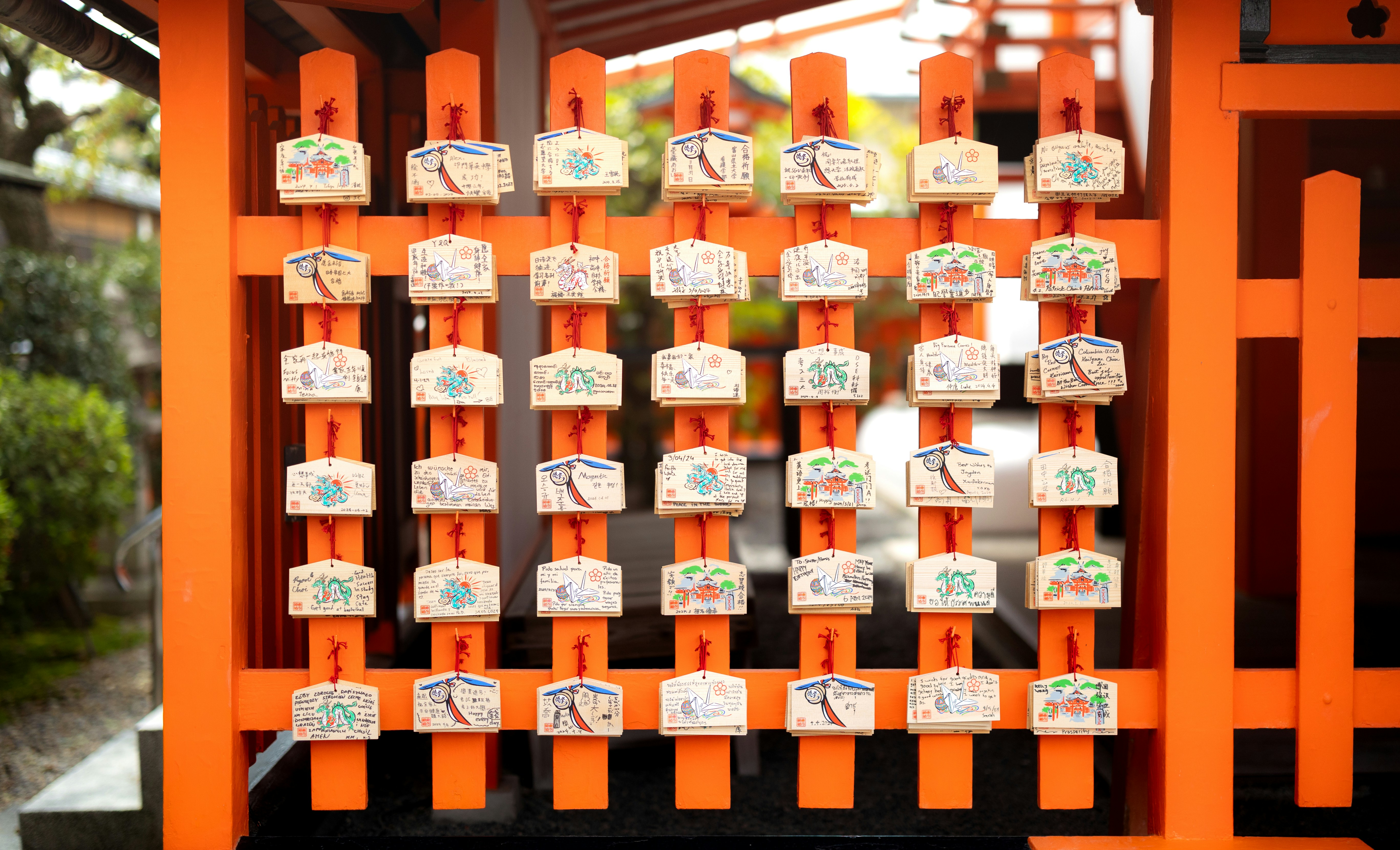 Placas De Oracao De Madeira Japonesas Estao Penduradas Em Uma Moldura Laranja hH TJvvk xY