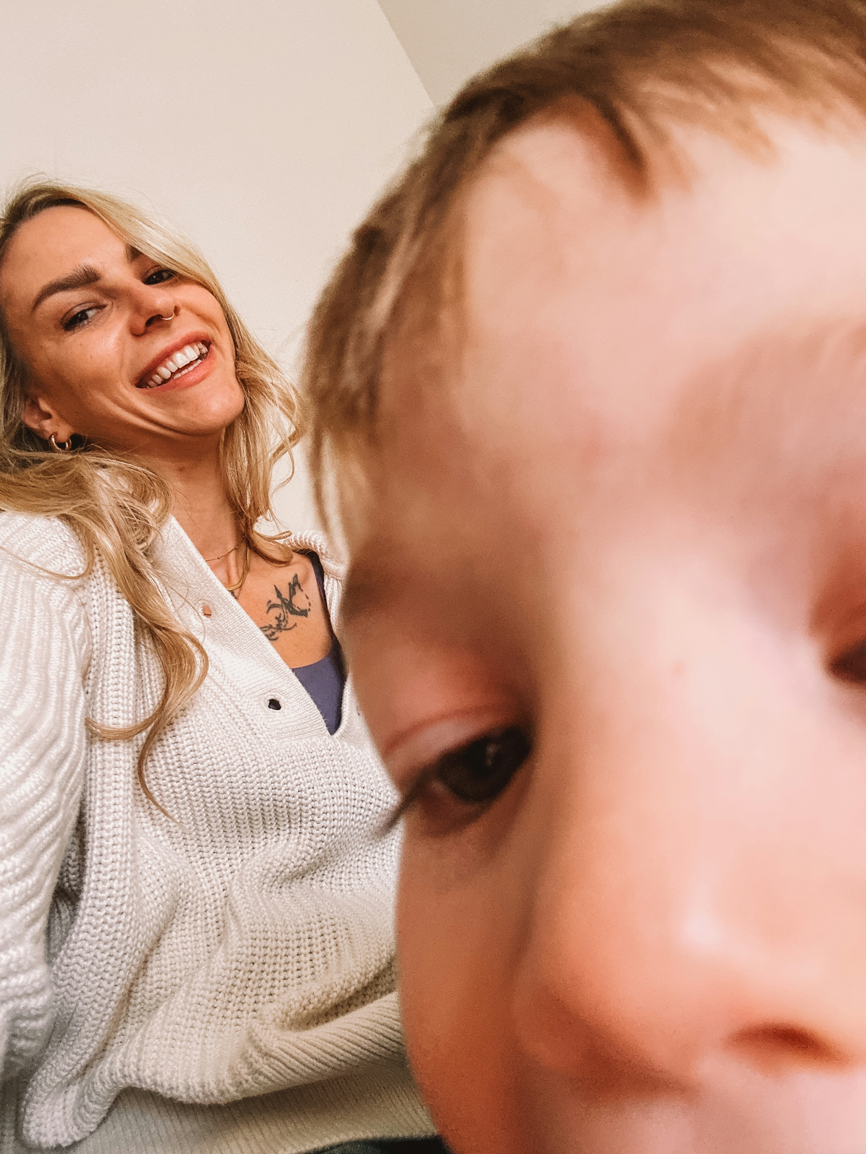 Wanita dan anak yang tersenyum mengambil selfie yang menyenangkan.