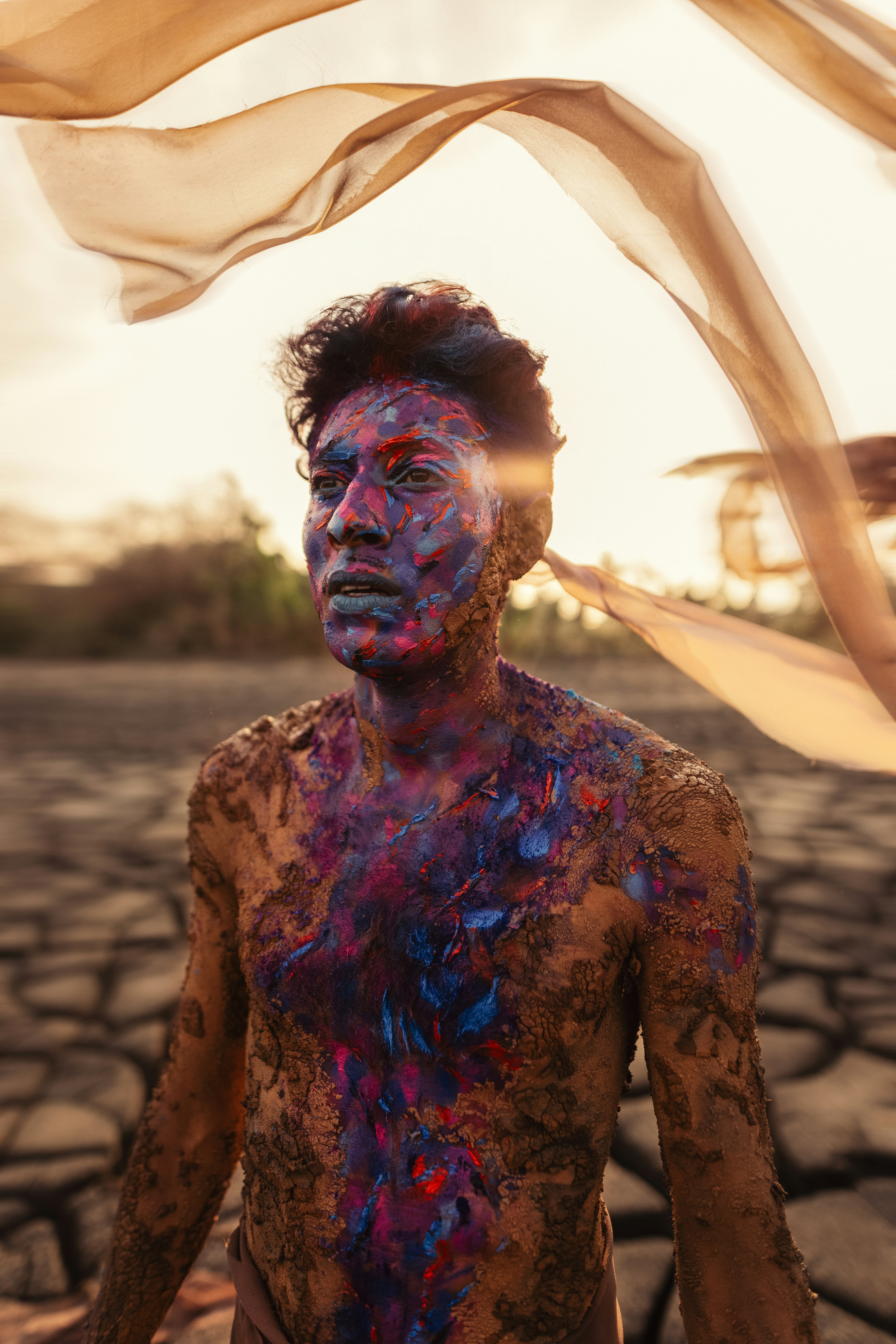 Una persona cubierta de pintura y tela. foto – Imagen de Fondo de pantalla  4k gratuita en Unsplash, image size:3000x4498