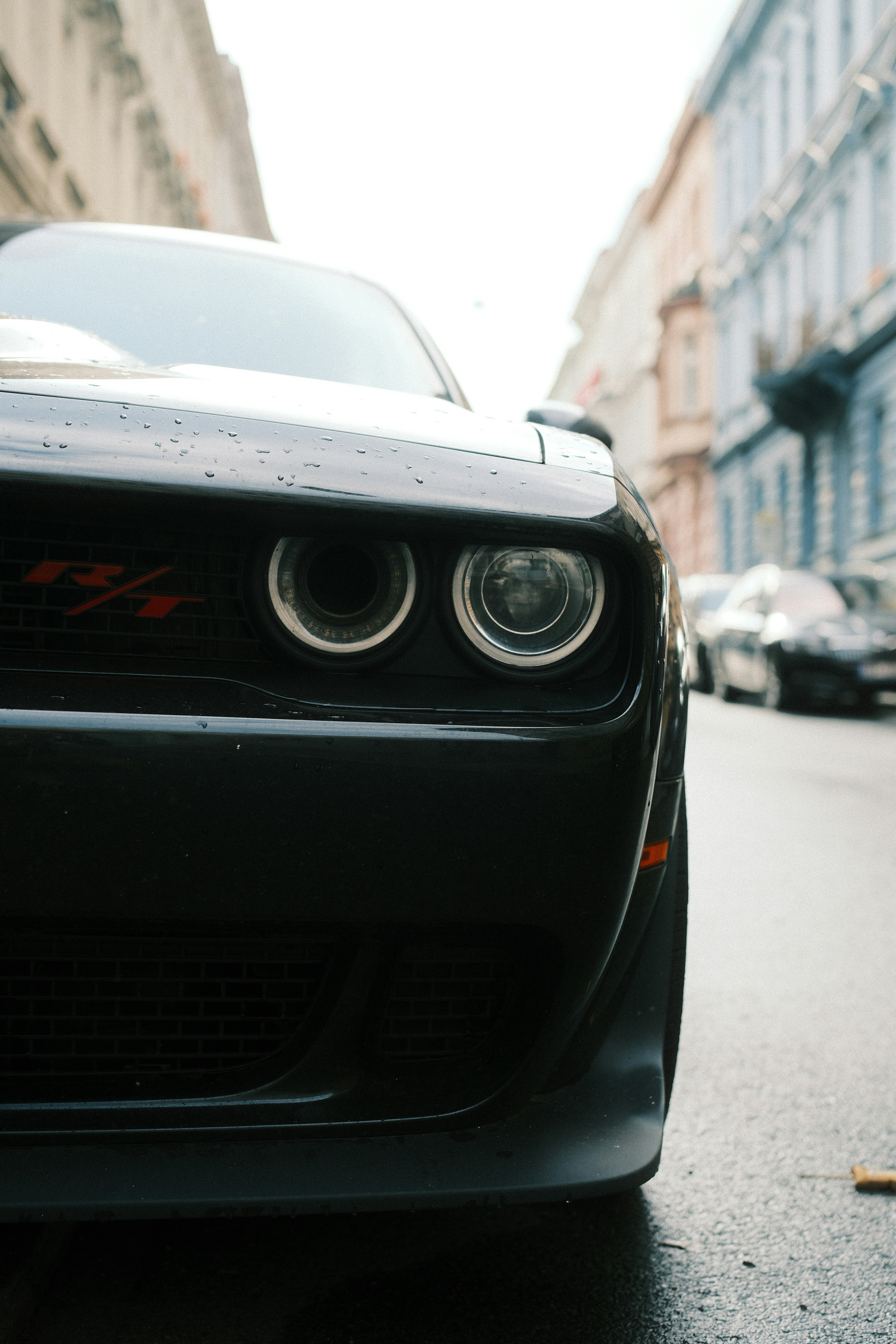 Um dodge challenger preto estacionado na rua. foto – Imagem grátis sobre  Arquitetura na Unsplash, image size:3000x4500