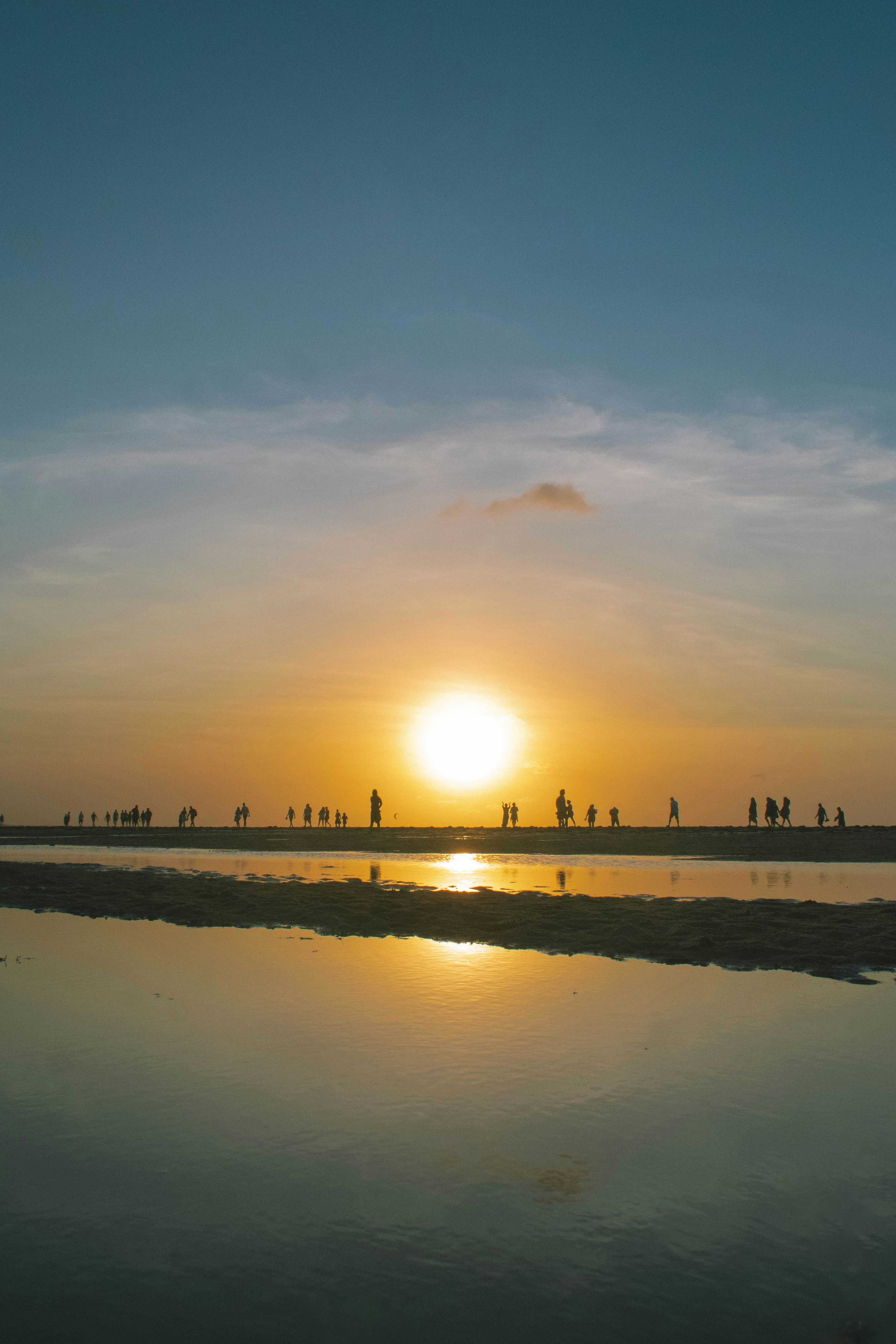 Il sole tramonta sull'acqua, riflettendosi magnificamente.