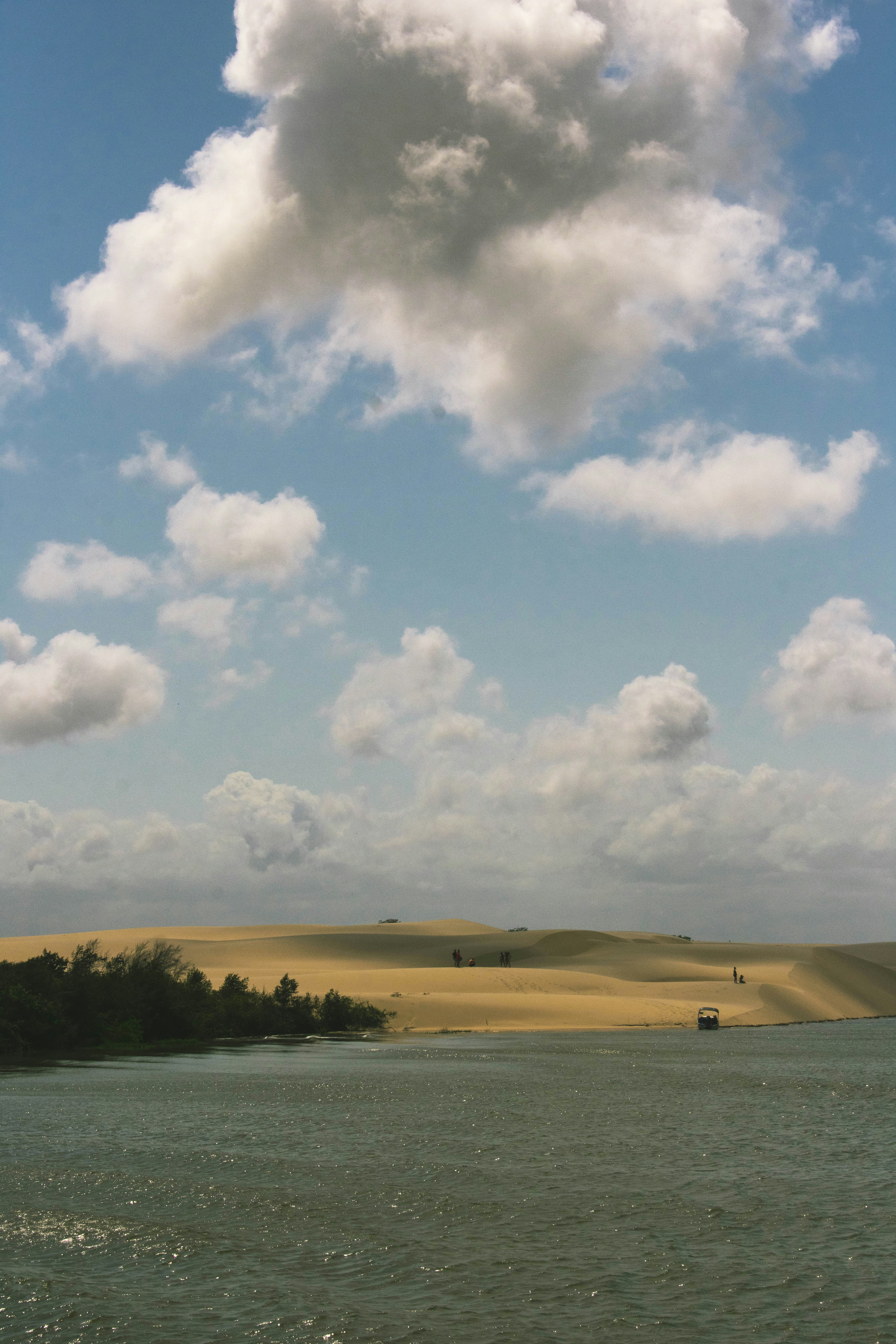 Le nuvole galleggiano sulle dune e sull'acqua.