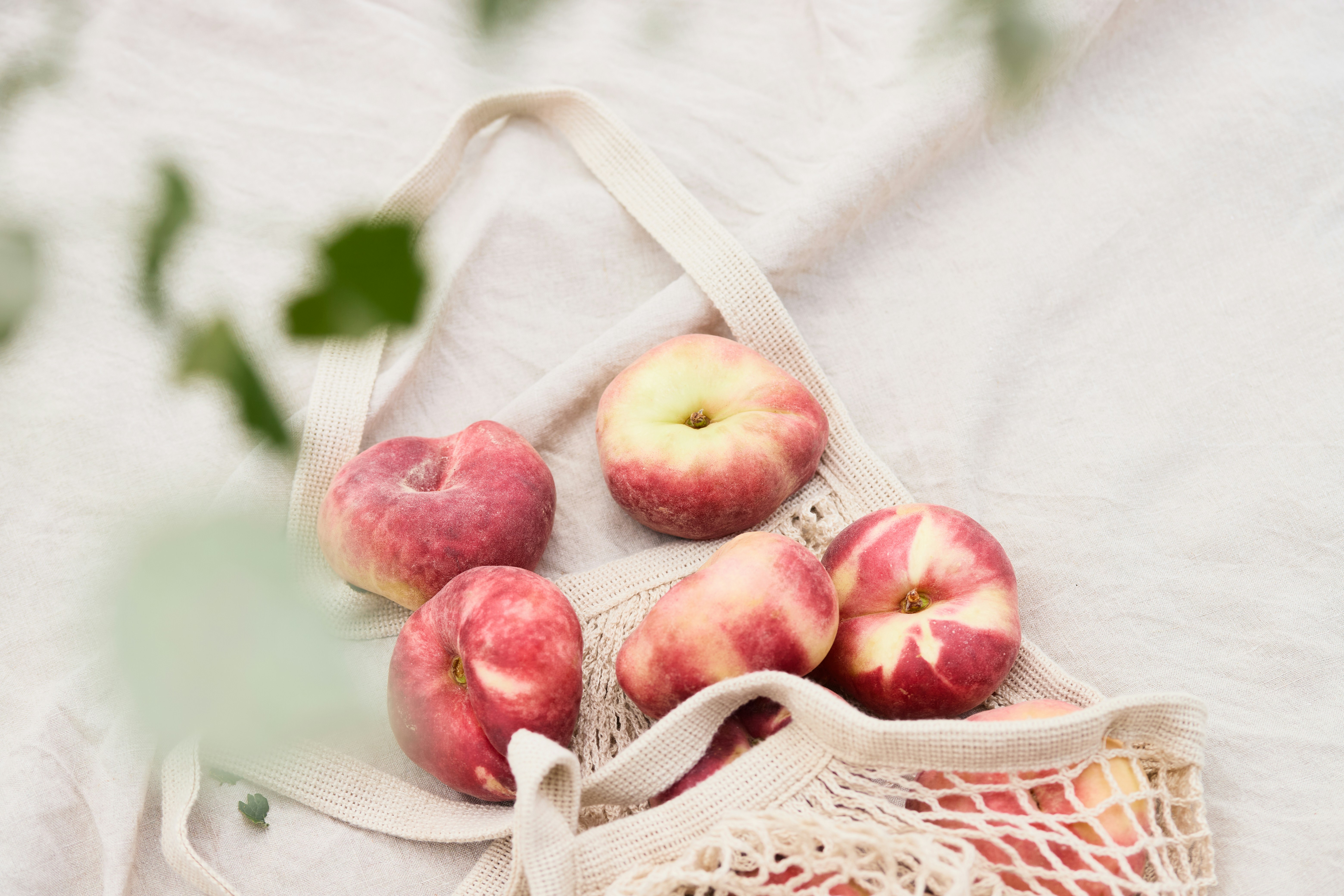 Peaches in a mesh produce bag