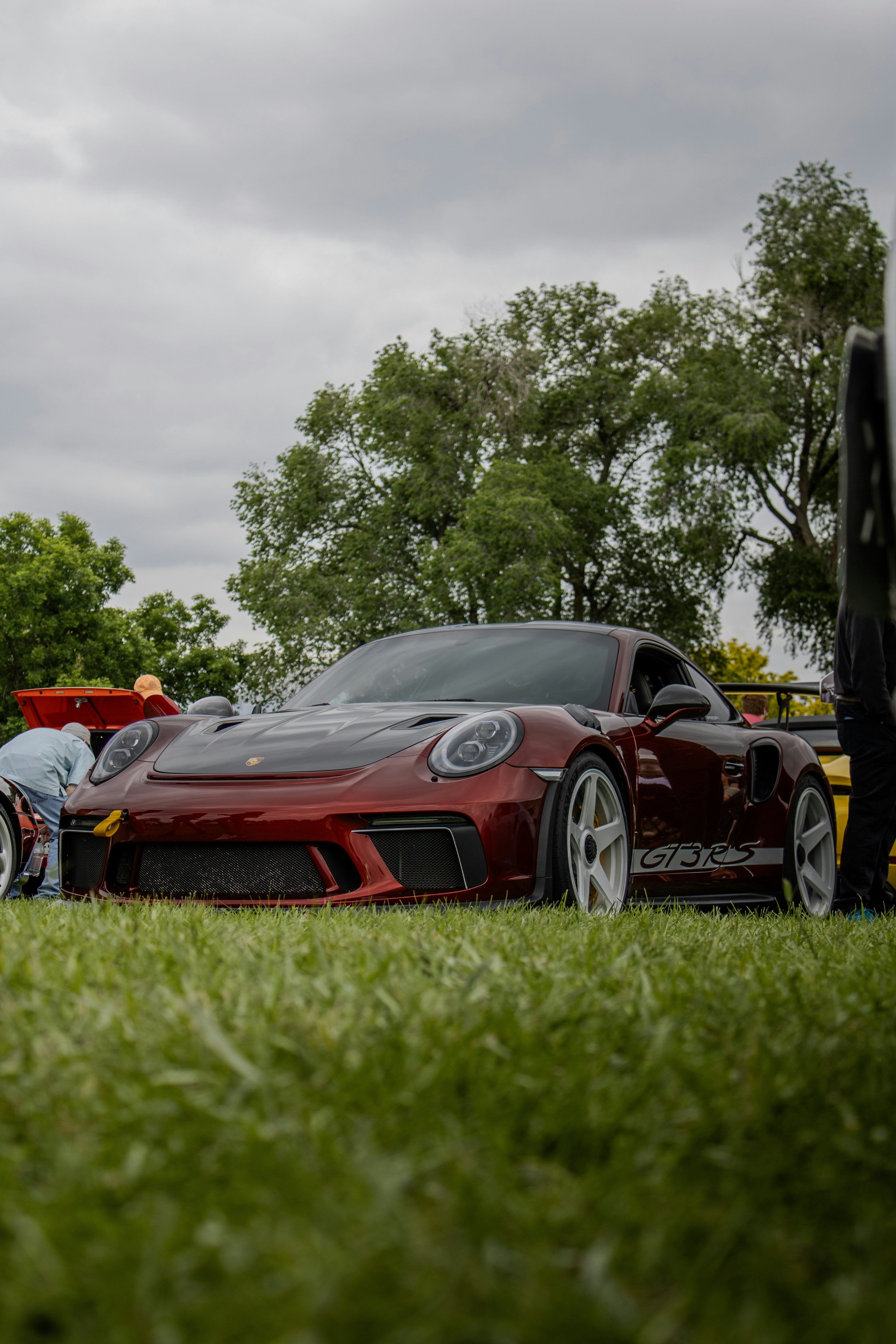 Ein roter Porsche 911 GT3 RS ist ausgestellt.