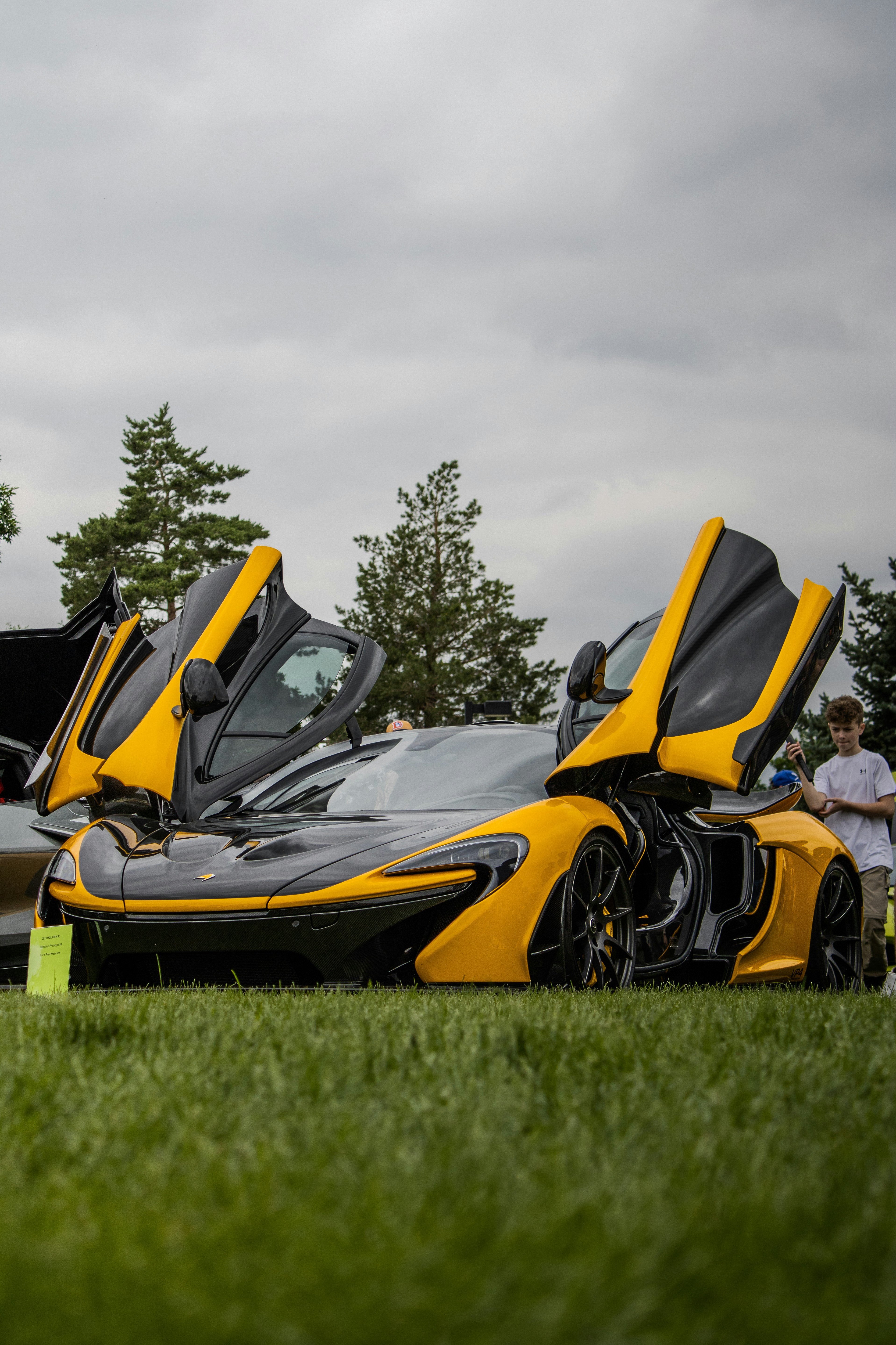 Ein knallgelber McLaren-Sportwagen zeigt seine Türen.