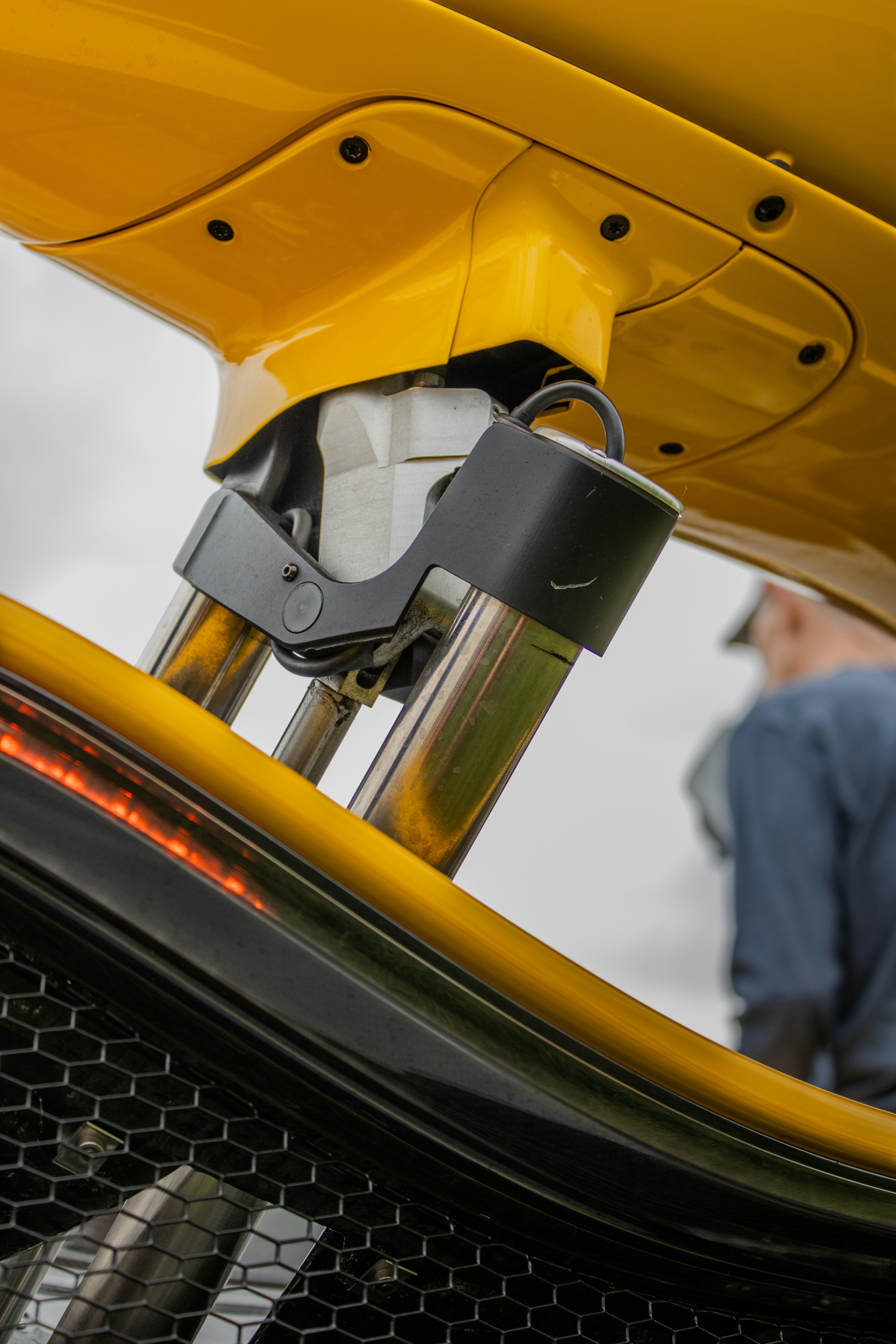 Aufhängung des gelben Autos.