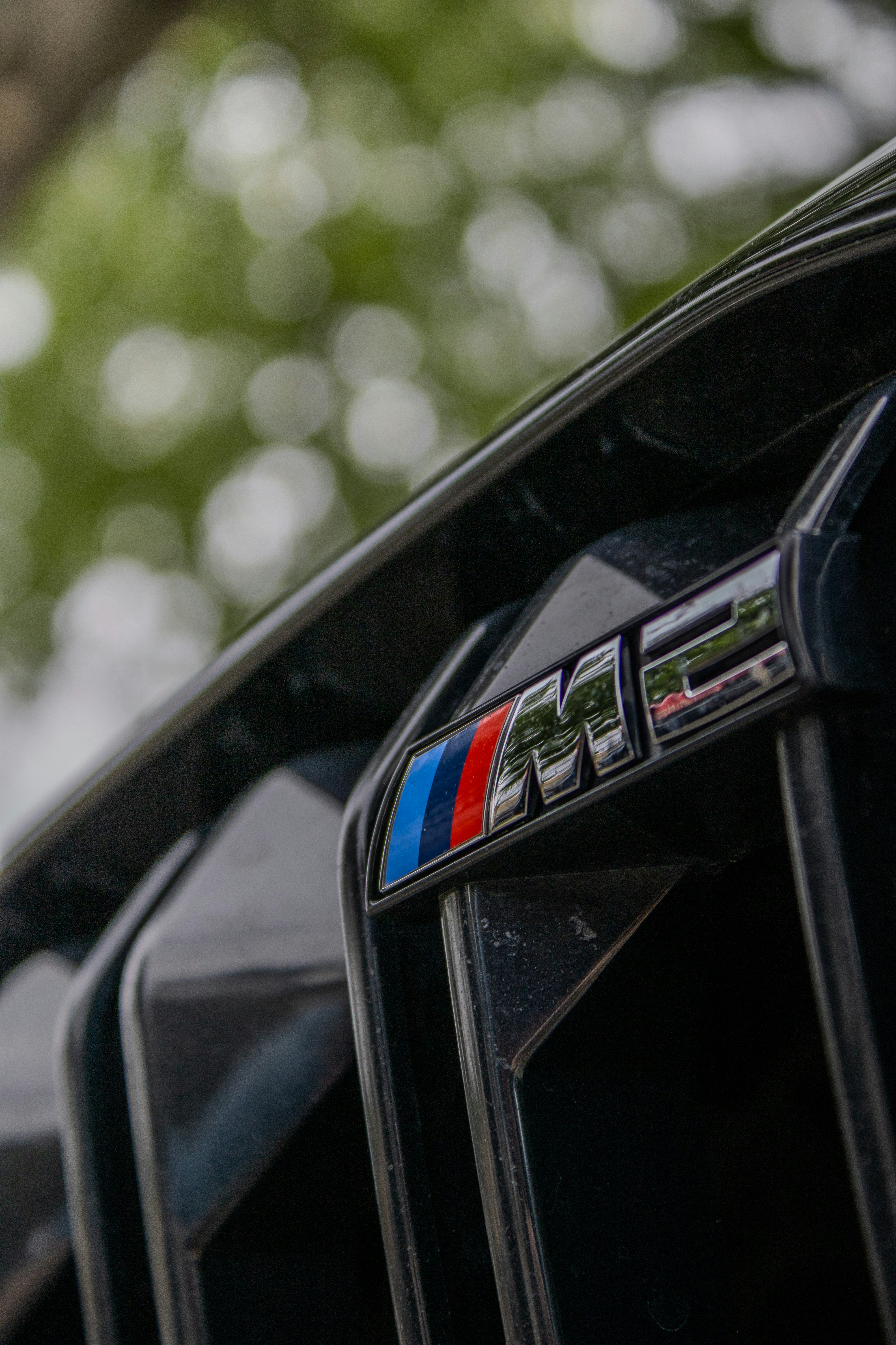 Ein BMW m6 Logo ist prominent zu sehen.