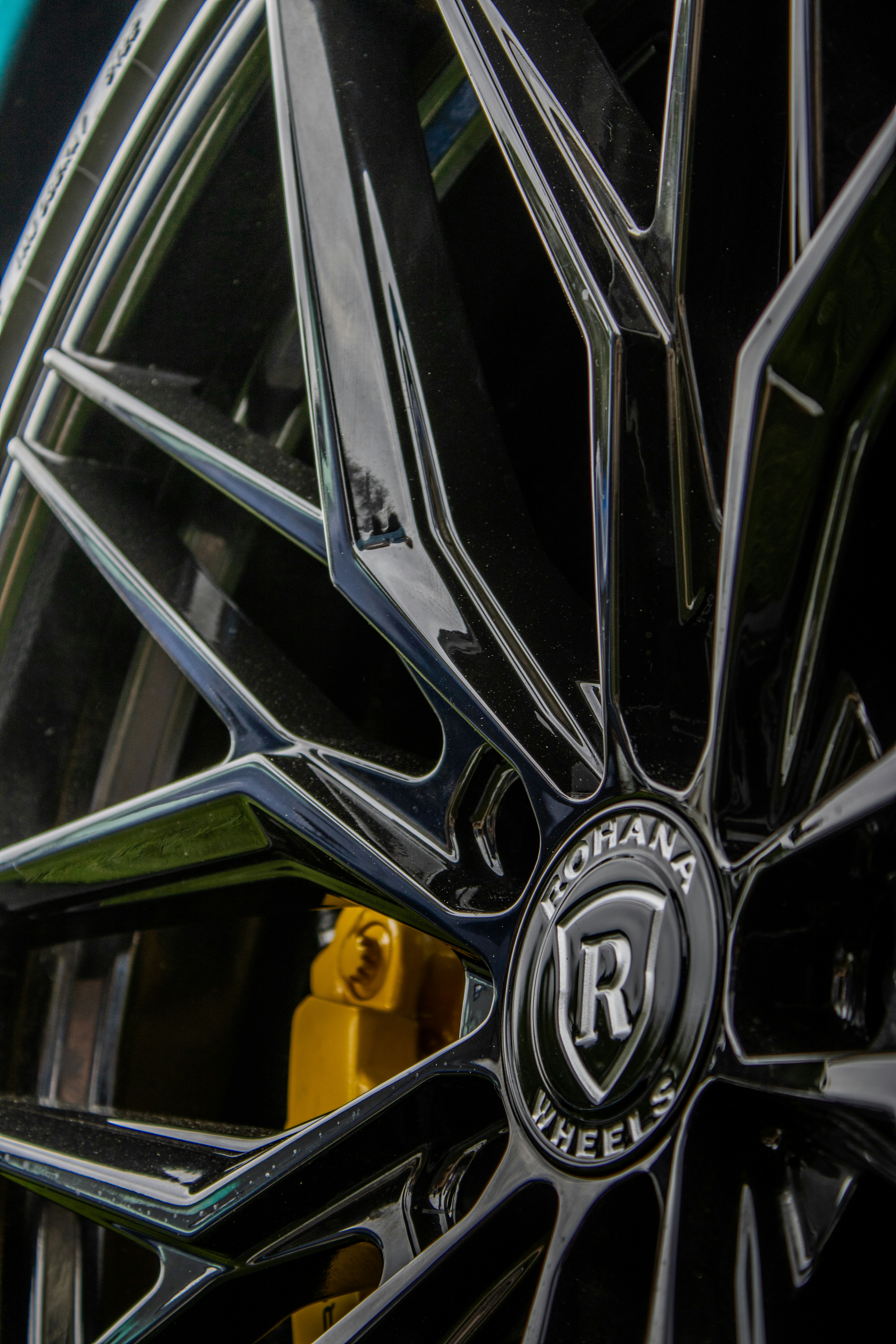 Die Nahaufnahme zeigt ein schwarzes Rad mit goldenem Bremssattel.