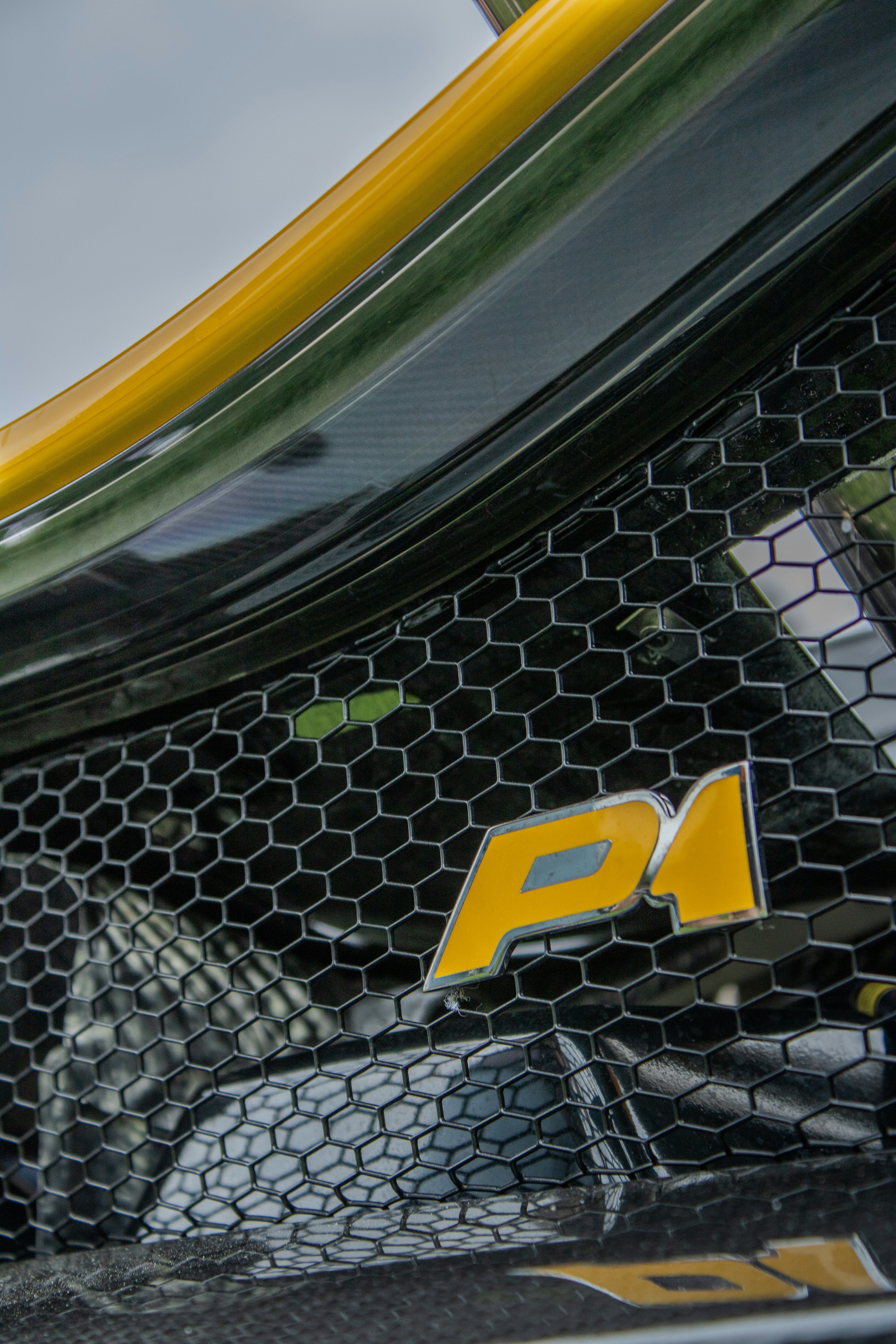 Ein gelb-schwarzes mclaren p1 Logo.