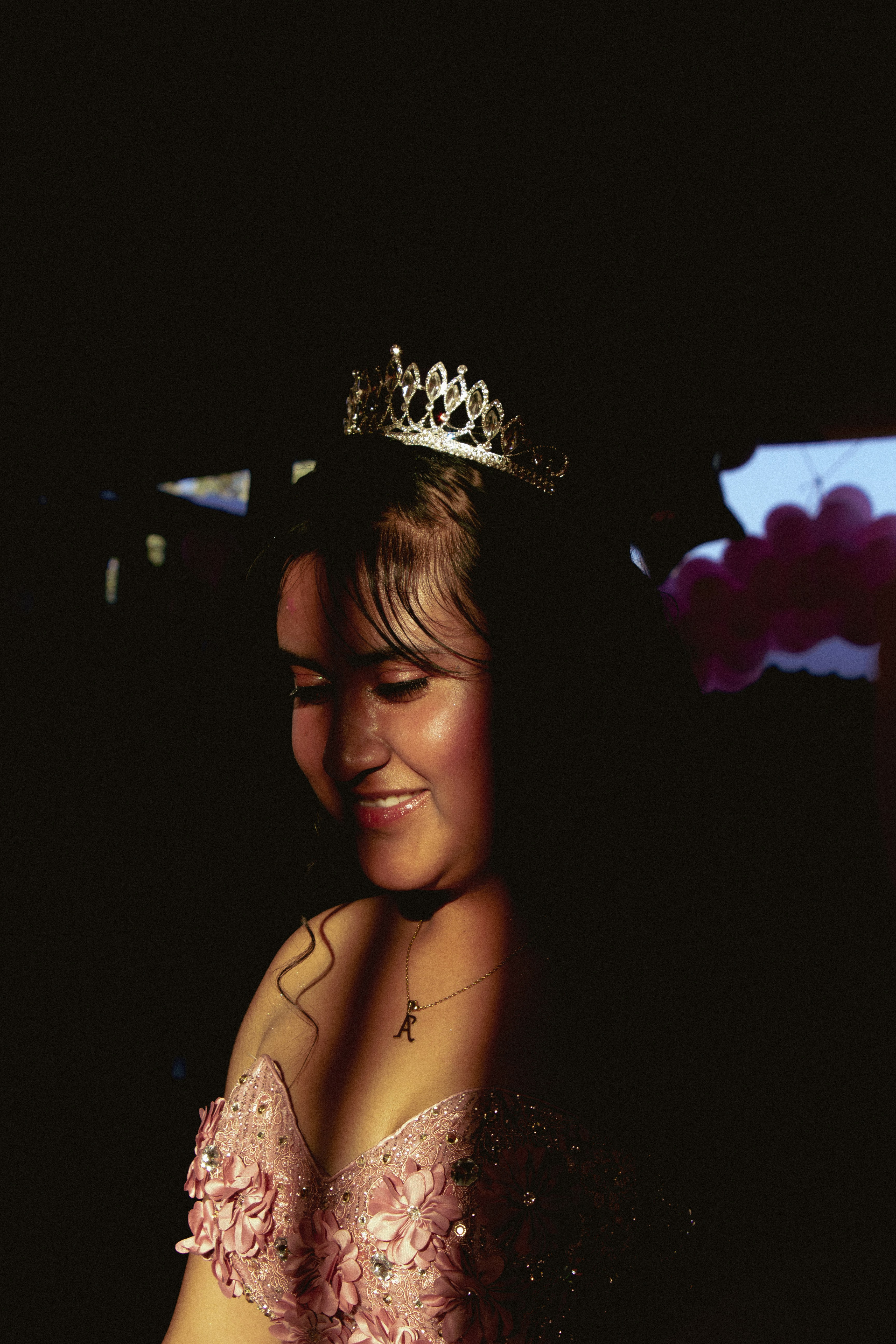 Fillette souriante portant une couronne scintillante