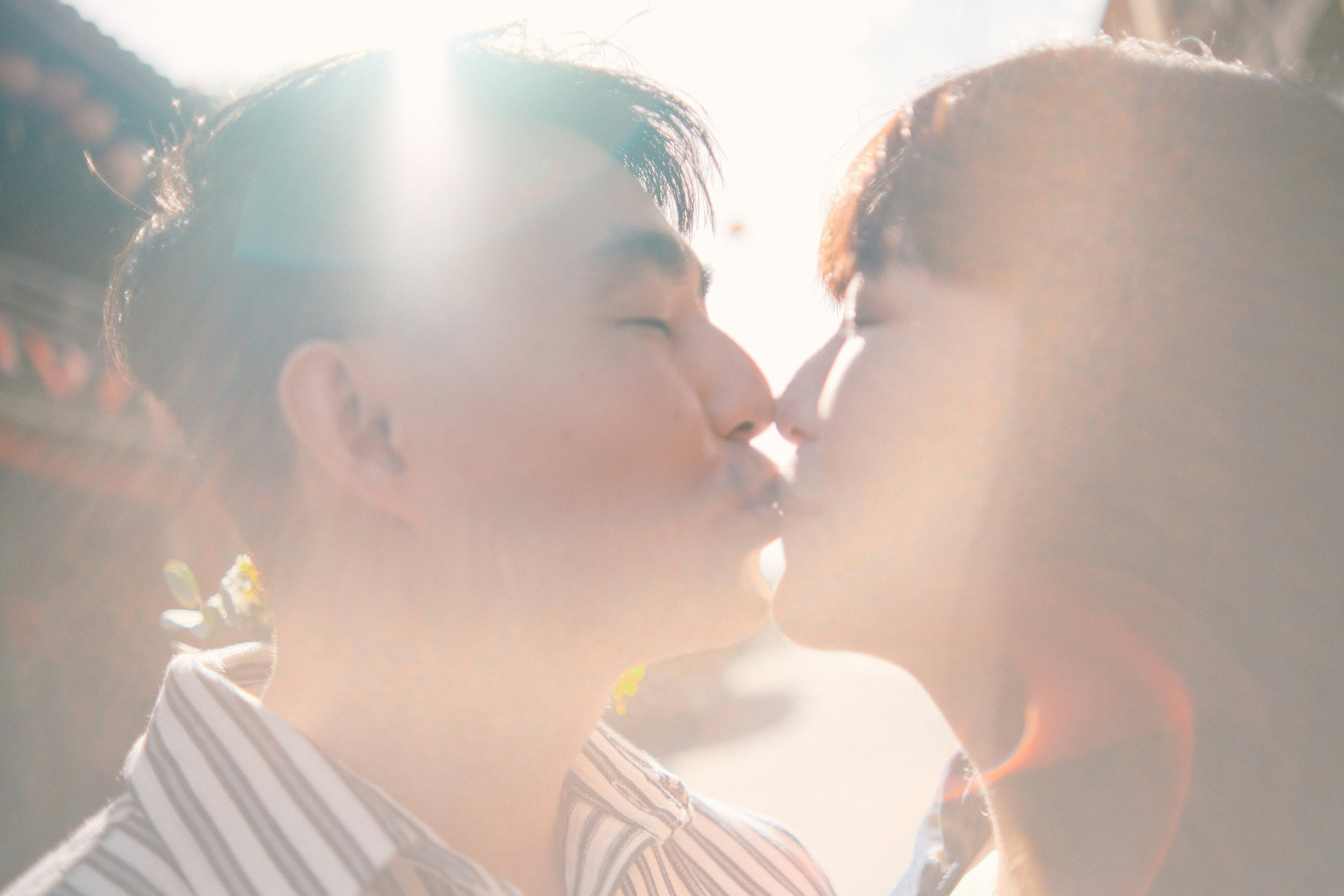 Casal compartilha um beijo apaixonado ao sol. foto – Imagem grátis sobre  Mulher na Unsplash, image size:3000x2000