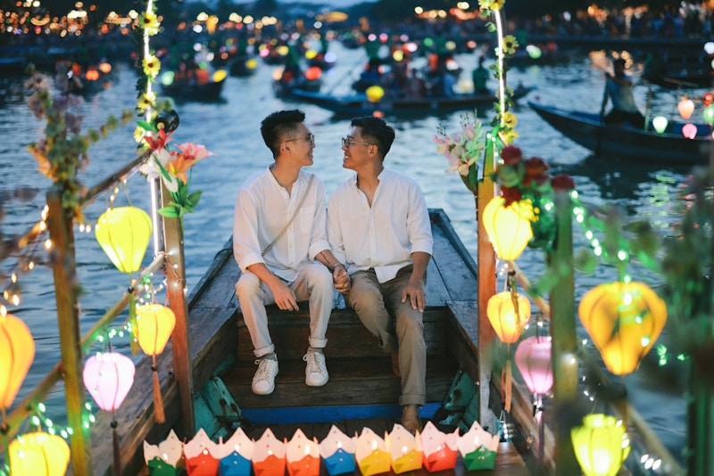 Pareja gay en paseo romántico en bote