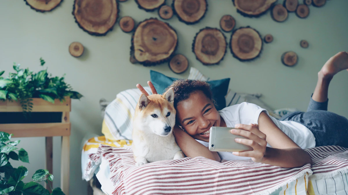 Tutora sorrindo com cachorro enquanto usa o celular
