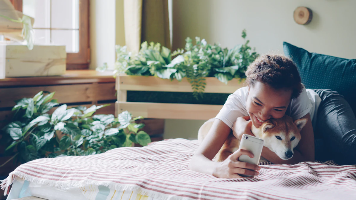 Pessoa relaxando com cachorro e celular em casa