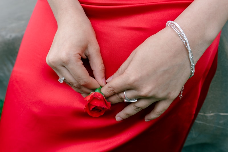 Romantická póza s růží