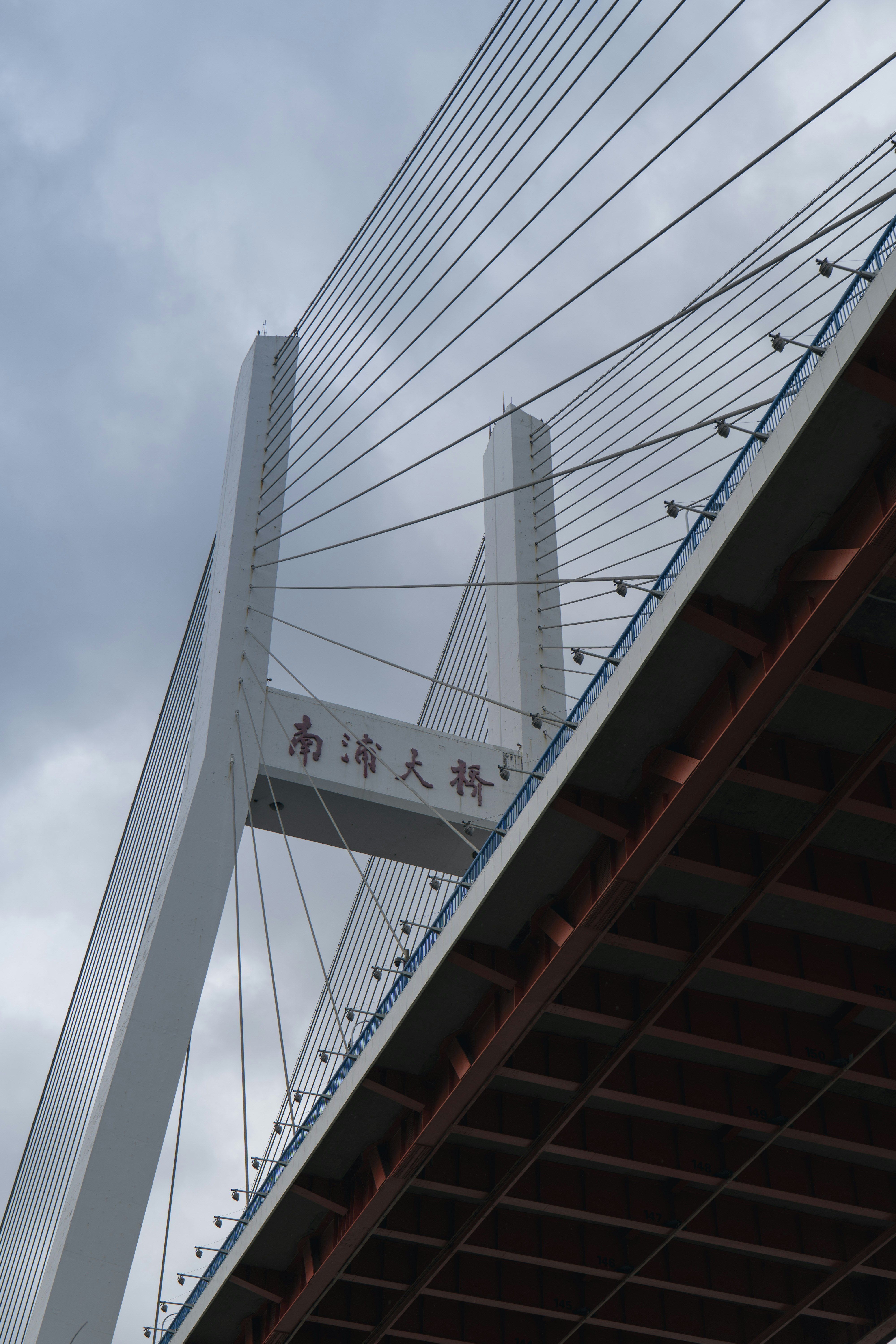 Un pont moderne s’élève sous un ciel nuageux.