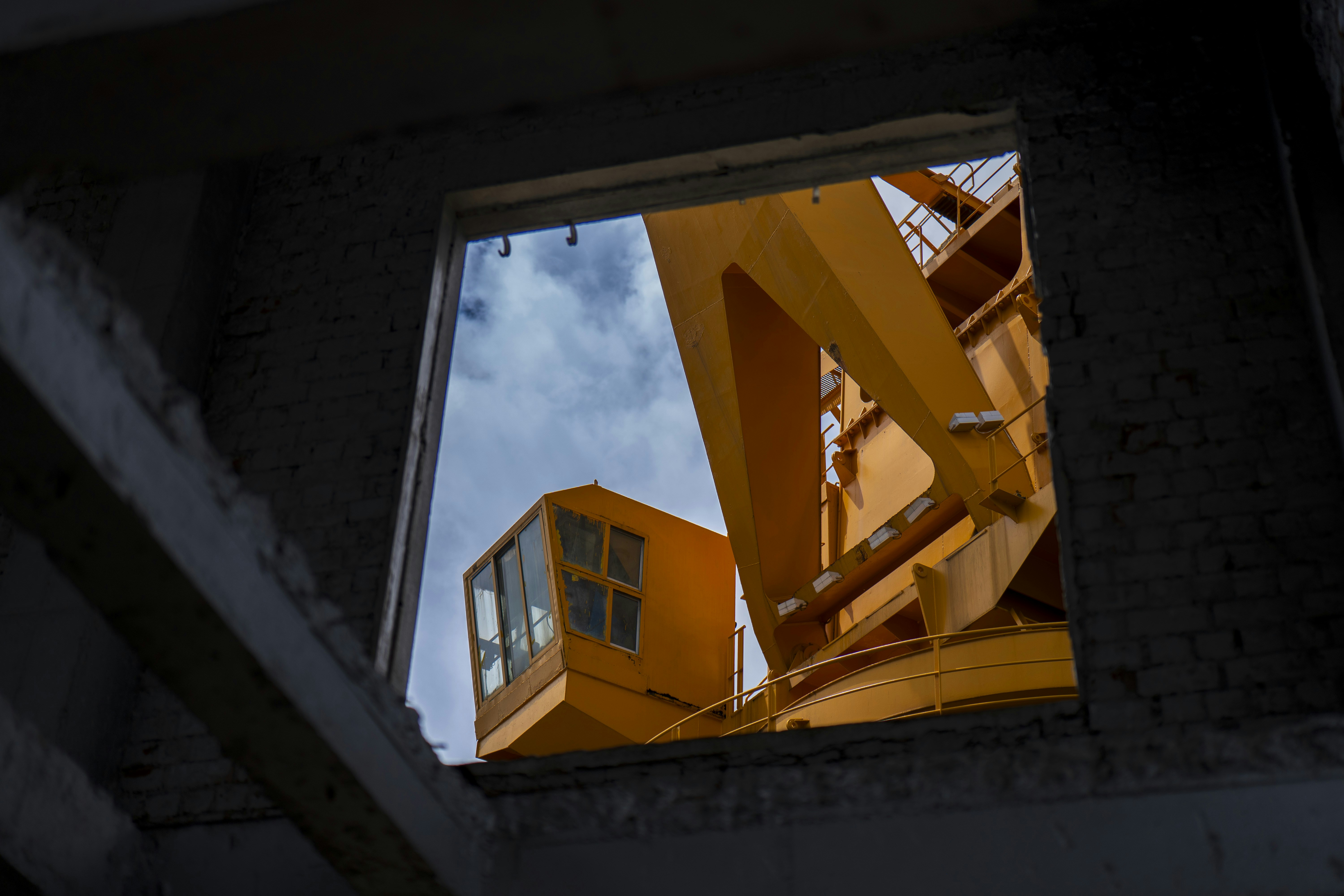 Ein Kran, der durch ein Fenster zu sehen ist.