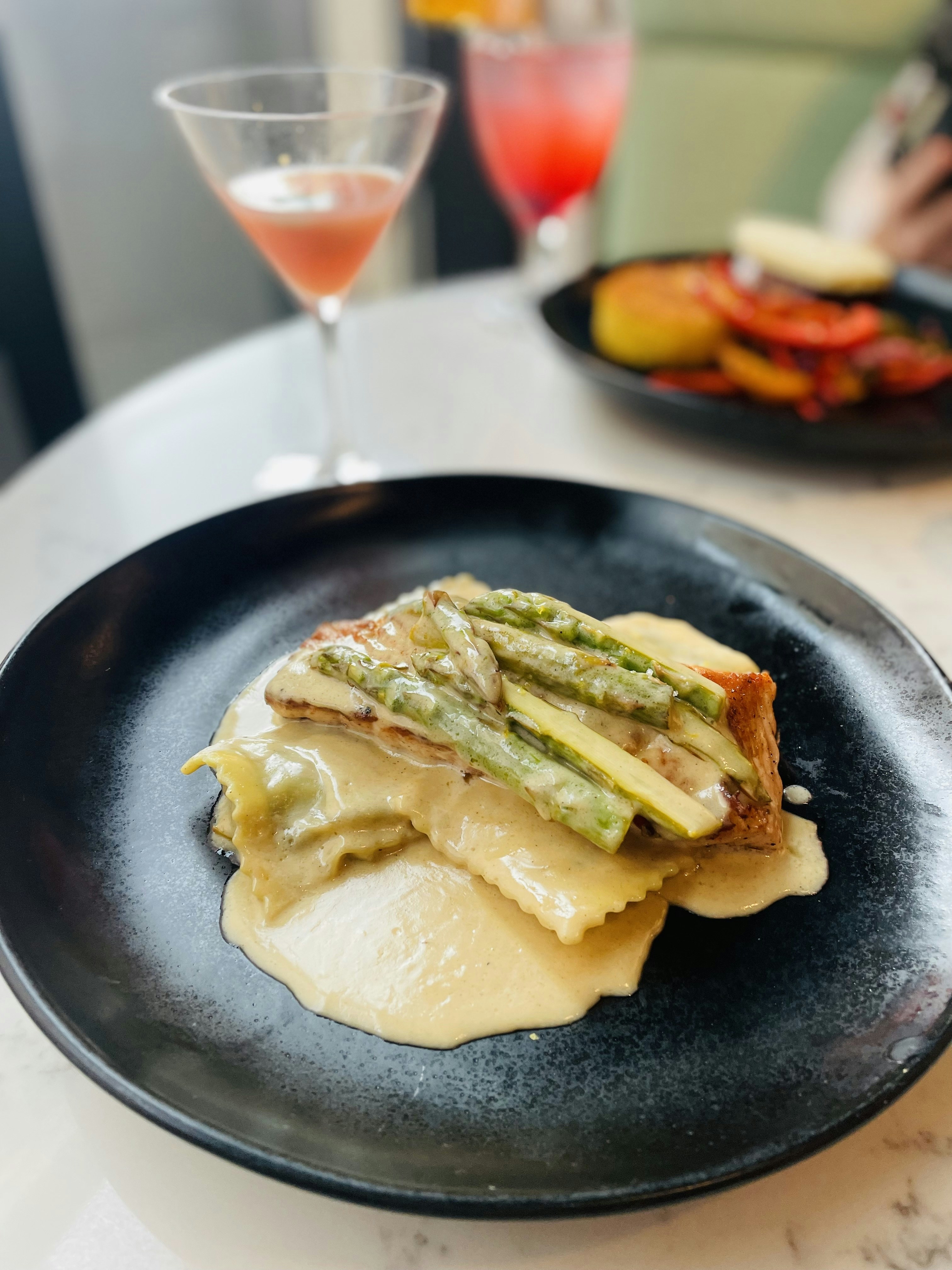 Delicioso prato de massa servido com bebidas.