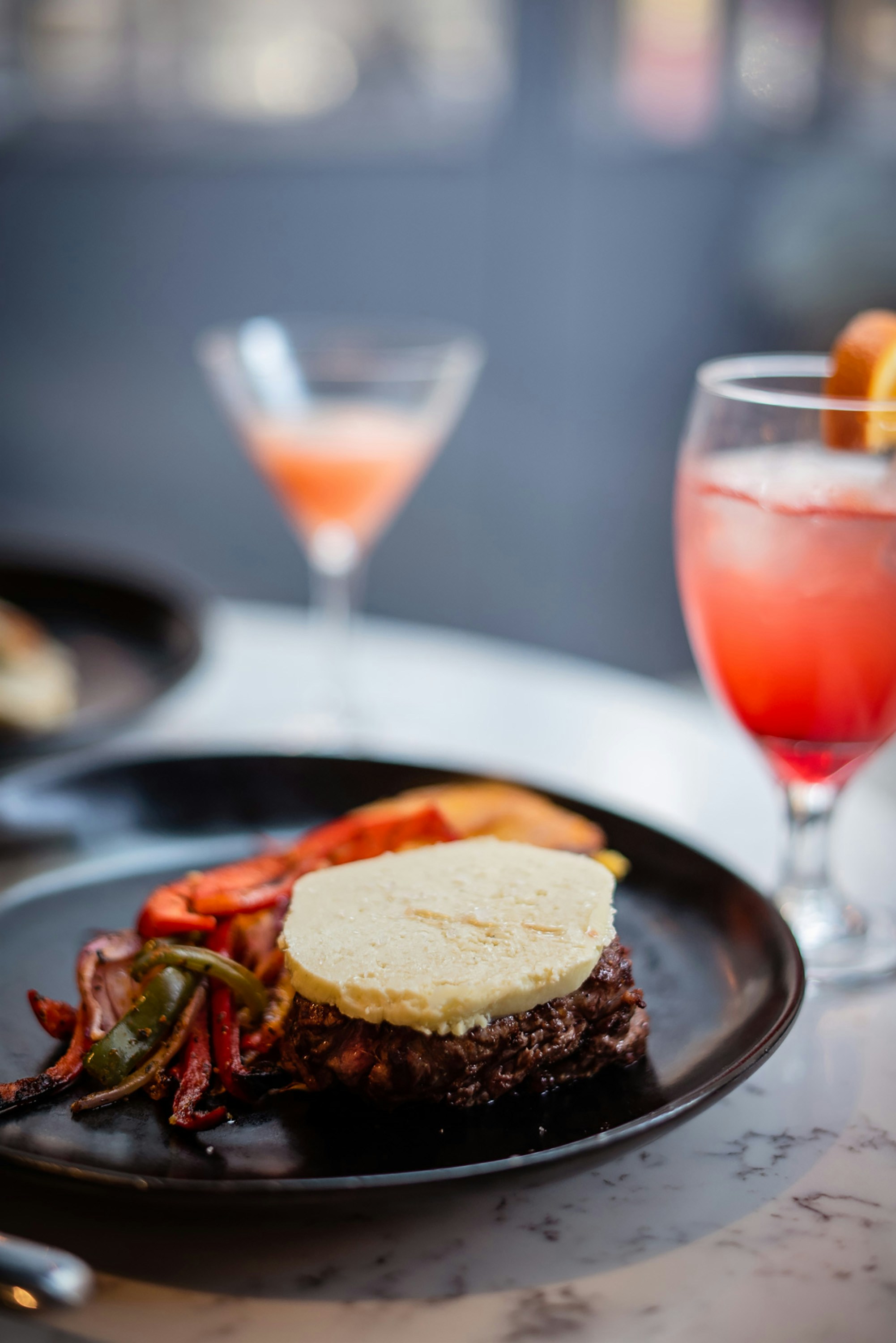 Bife deliciosamente banhado e um coquetel.