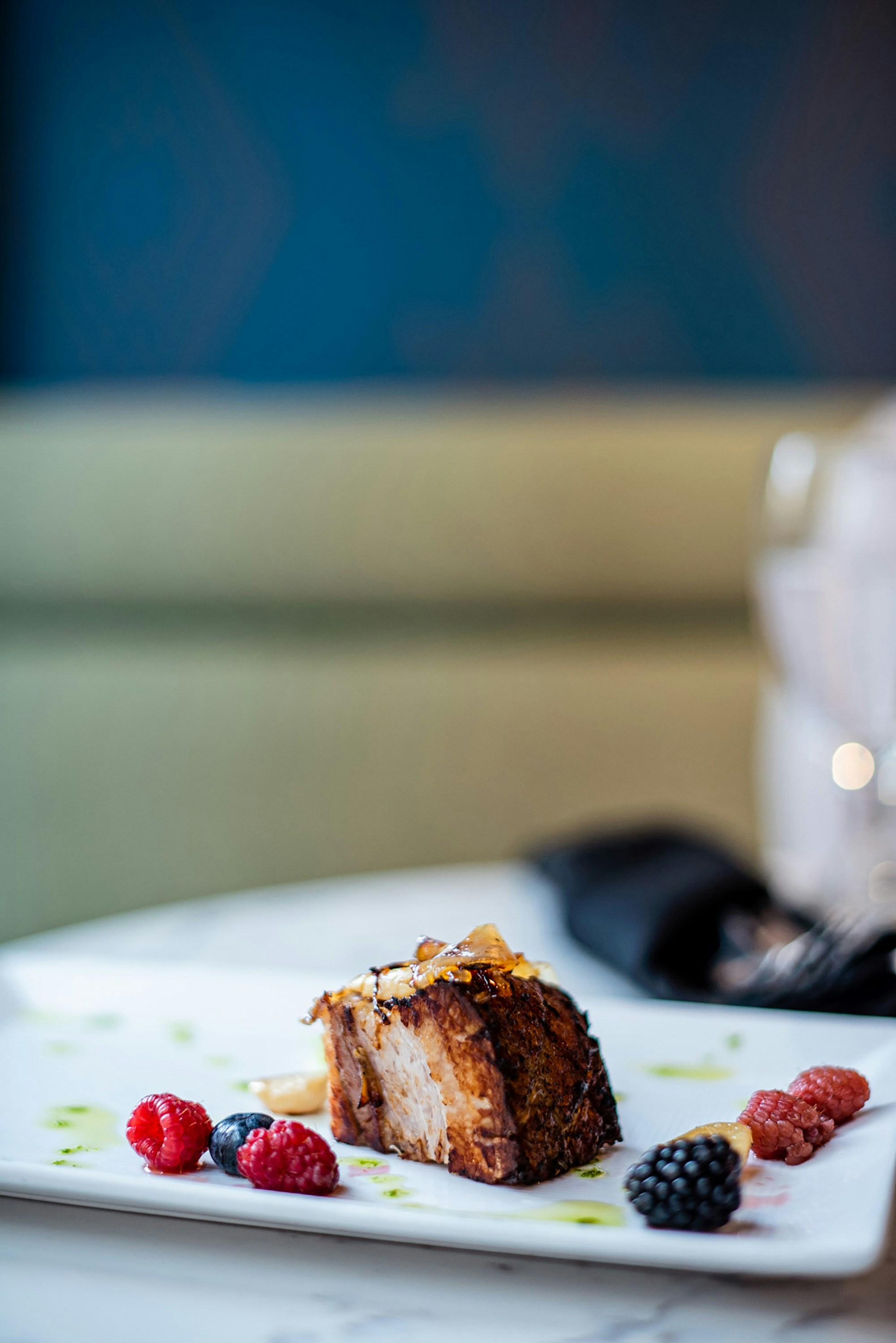 Comida deliciosa é servida em um prato.