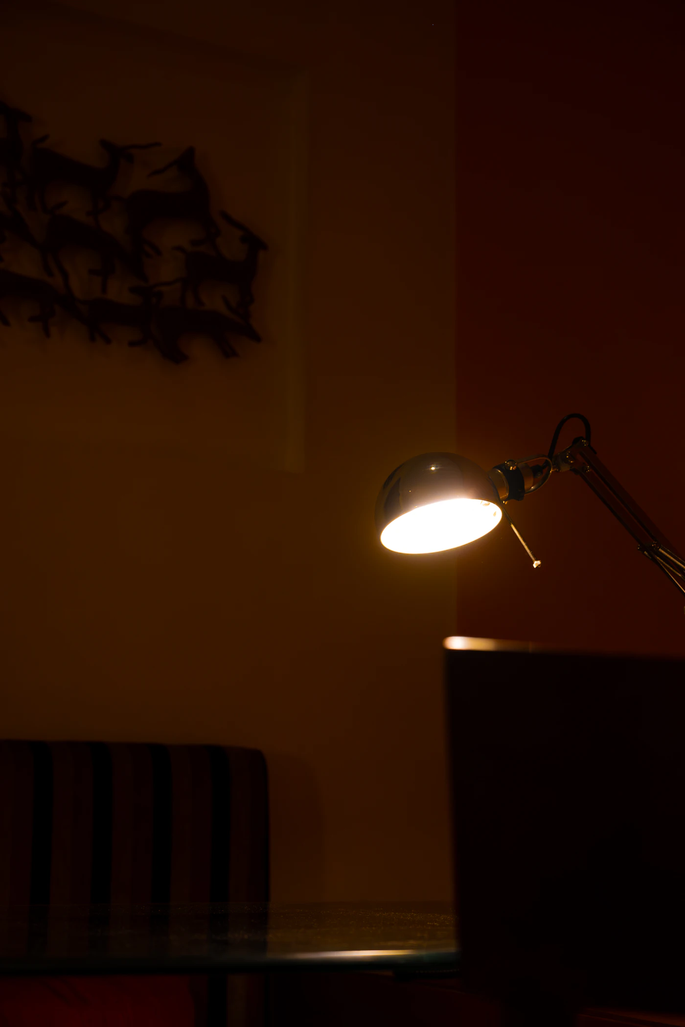 Stolní lampa svítící do tmavého rohu