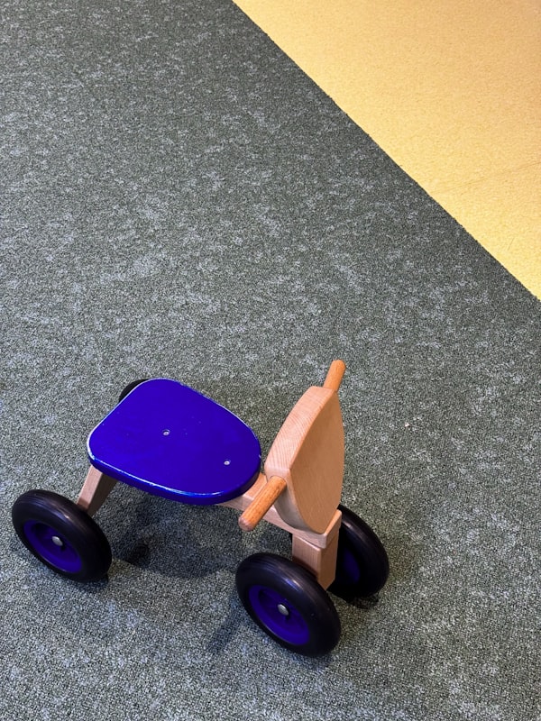 Veicolo in legno con dettagli blu