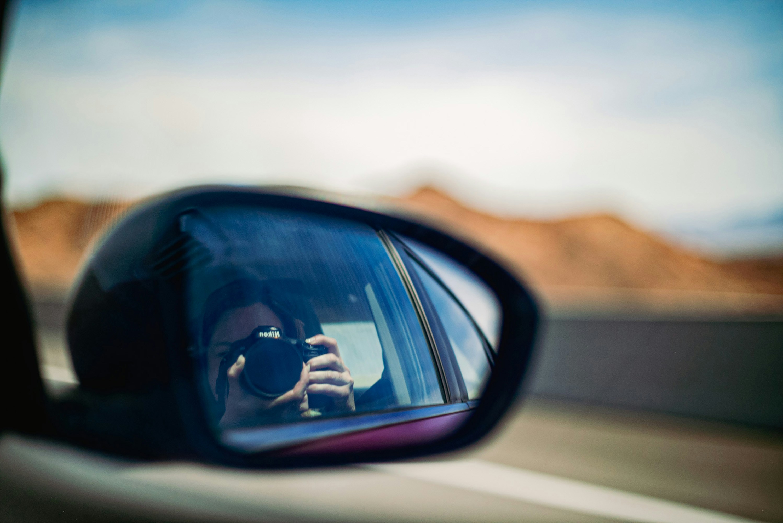 Um fotógrafo captura uma visão no espelho.