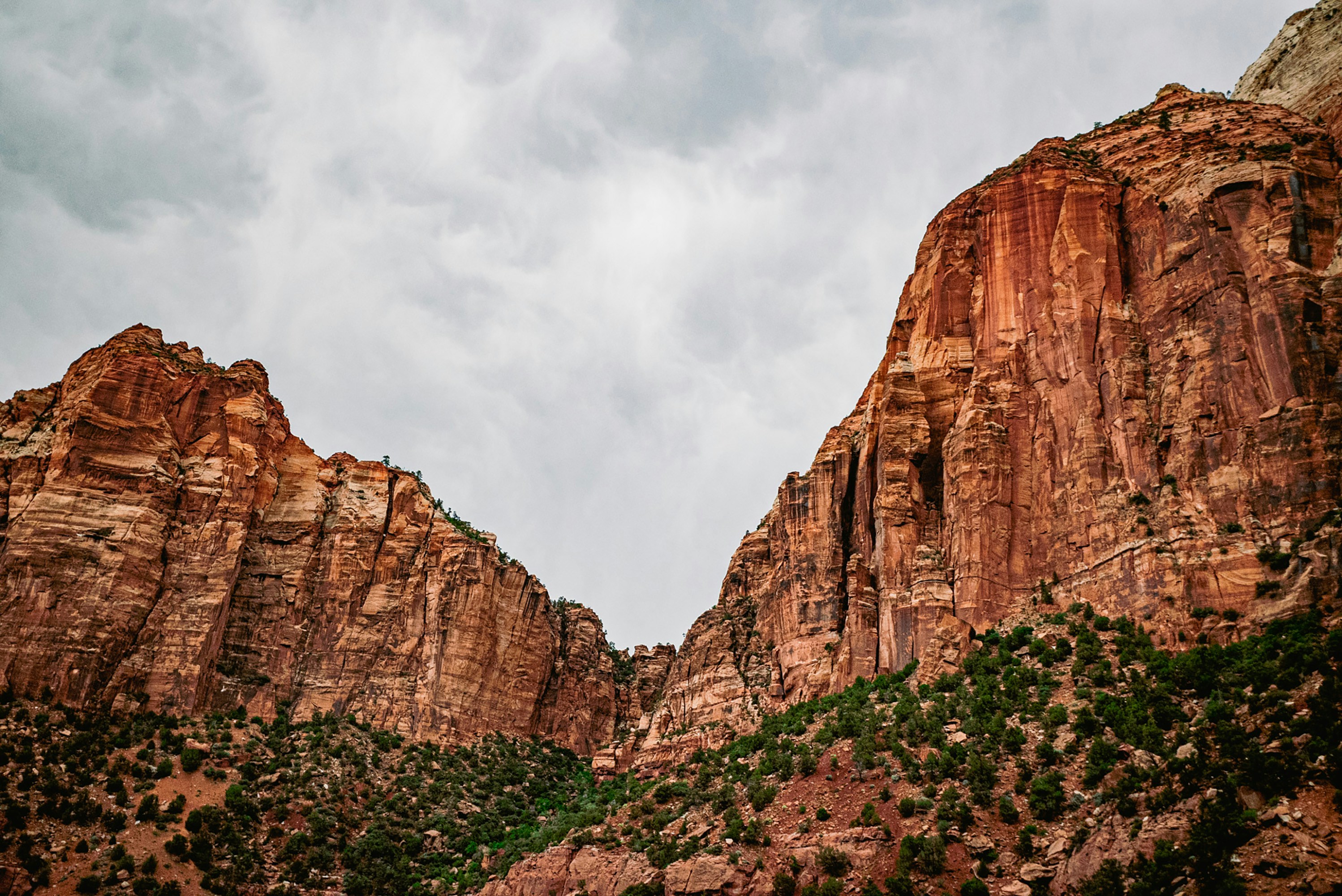 Montanhas de rocha vermelha sob um céu nublado.