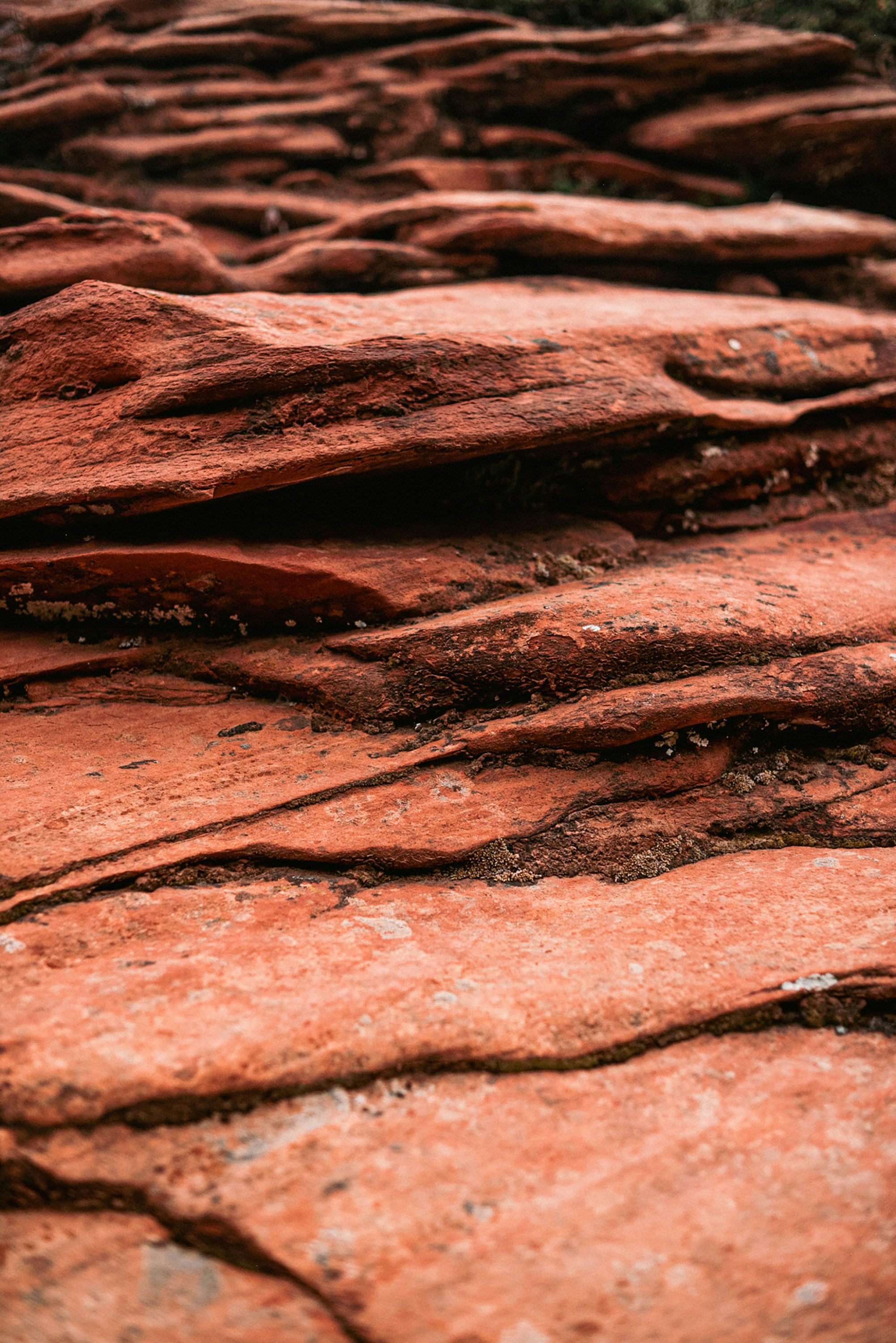 Formação rochosa vermelha em camadas.