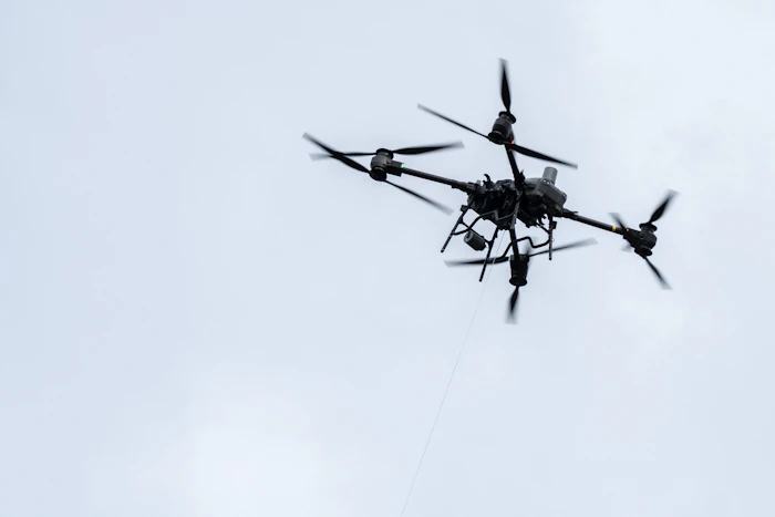 Drone équipé d'une caméra HD en vol au-dessus d'une toiture dans l'Eure