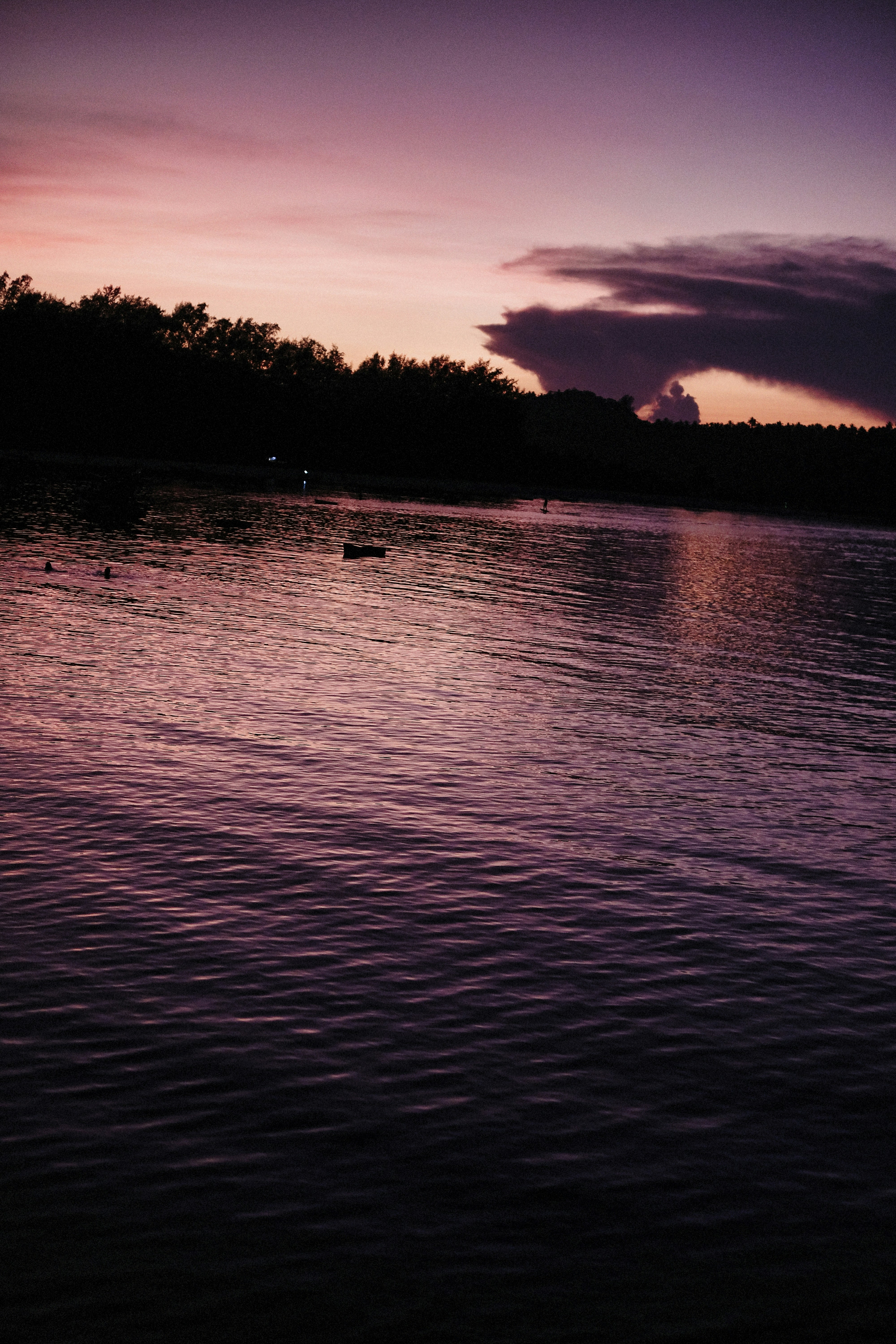 Um lindo pôr do sol rosa sobre a água.