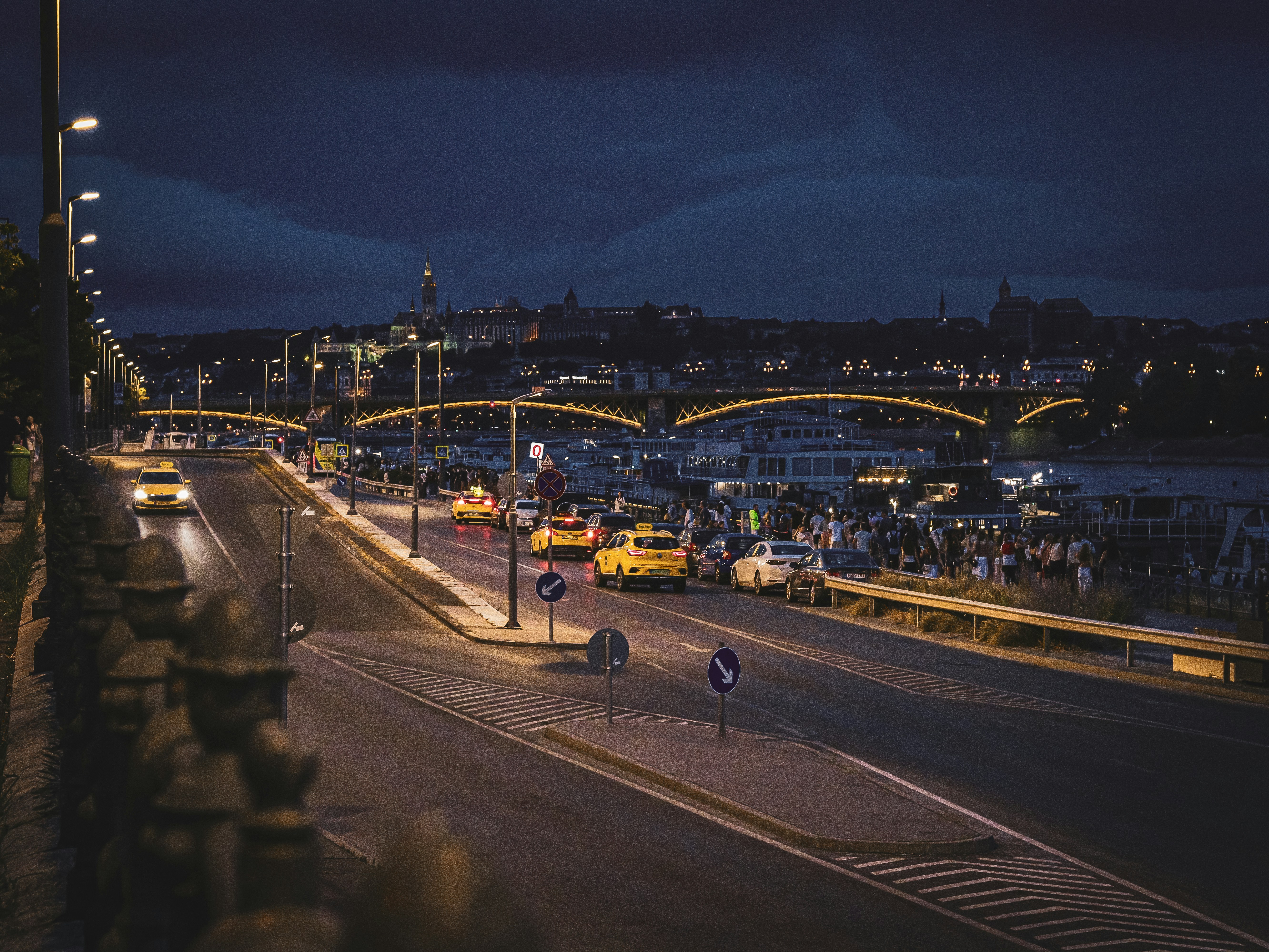 Uma cena noturna de uma cidade com luzes.