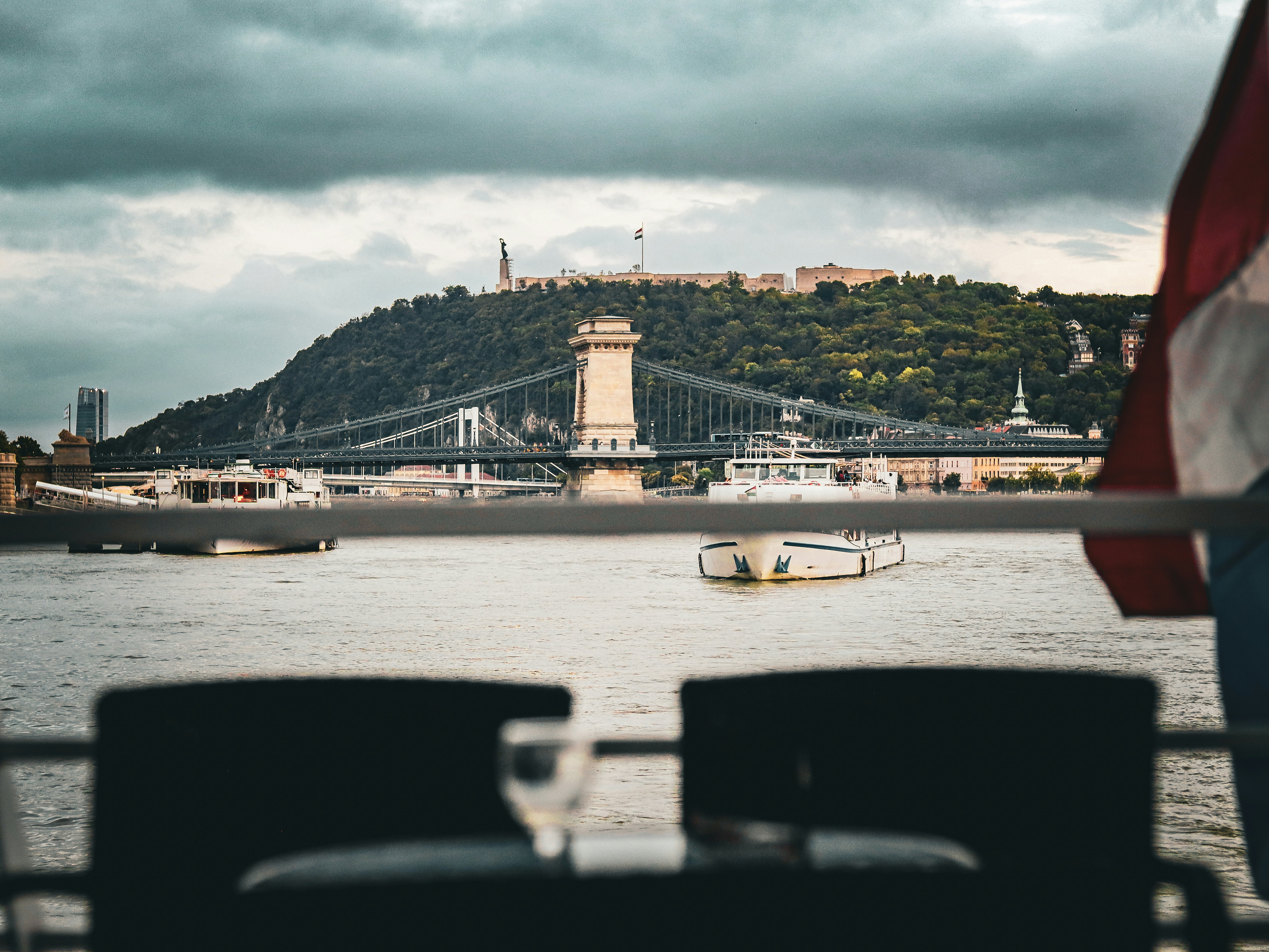 Uma vista panorâmica de Budapeste a partir da água.