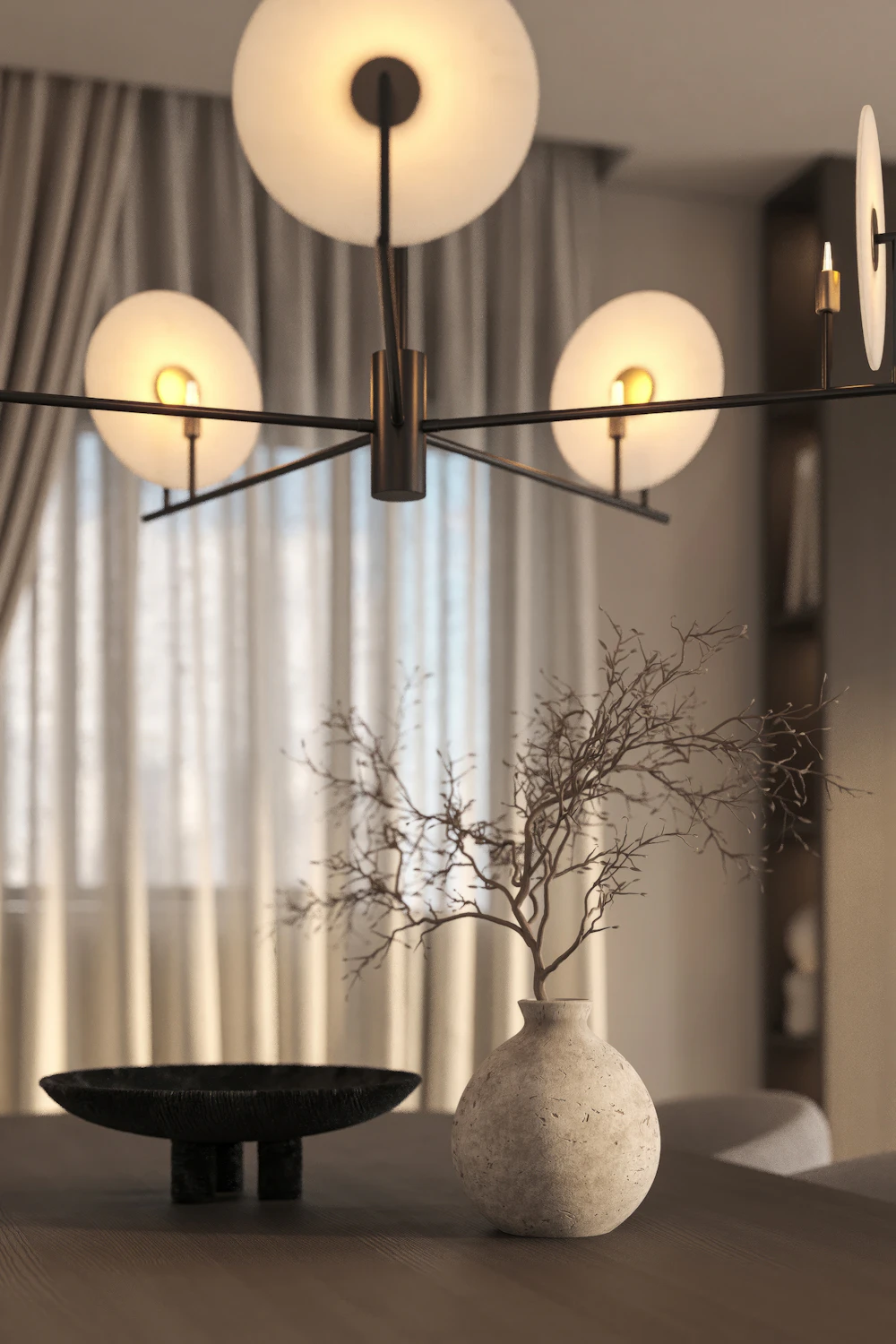 Detal wnętrza: lampa nad wazonem i ceramiczną misą