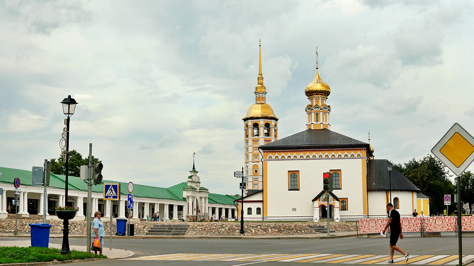 White churches with gold domes in the town centre — Suzdal, Russia