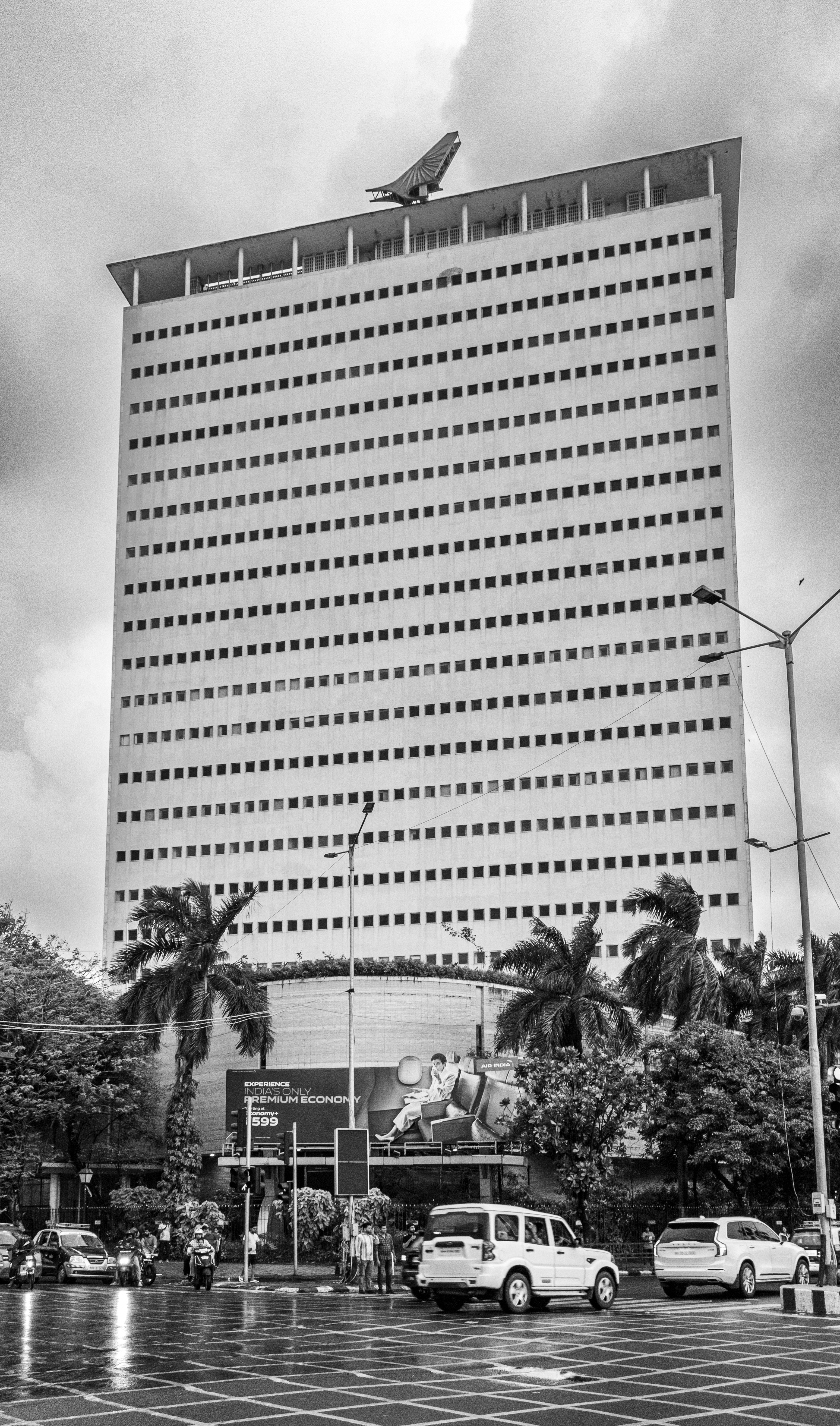 A tall building has a plane on top. photo – Free Building Image on Unsplash