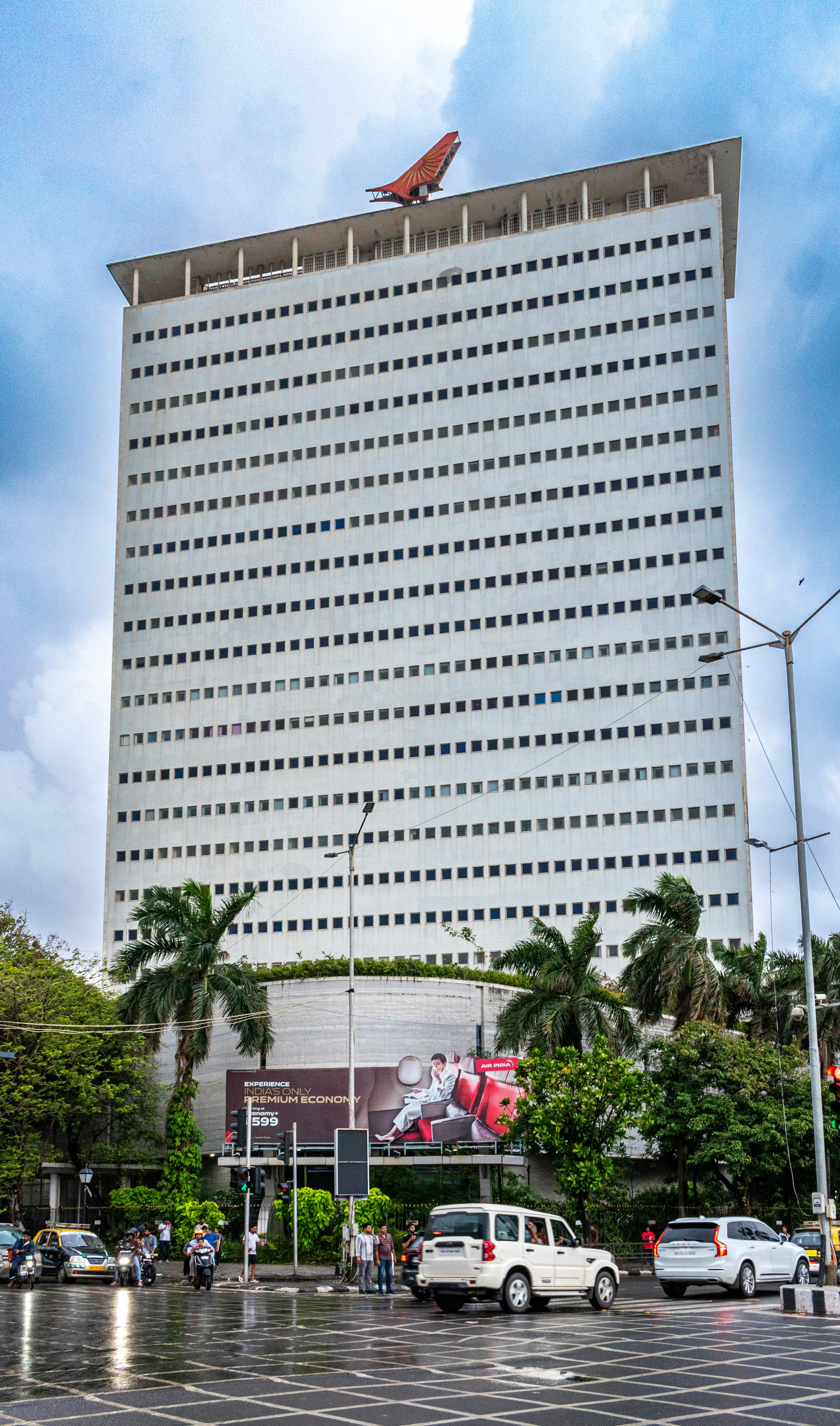A tall building with a plane structure on top. photo – Free Building ...