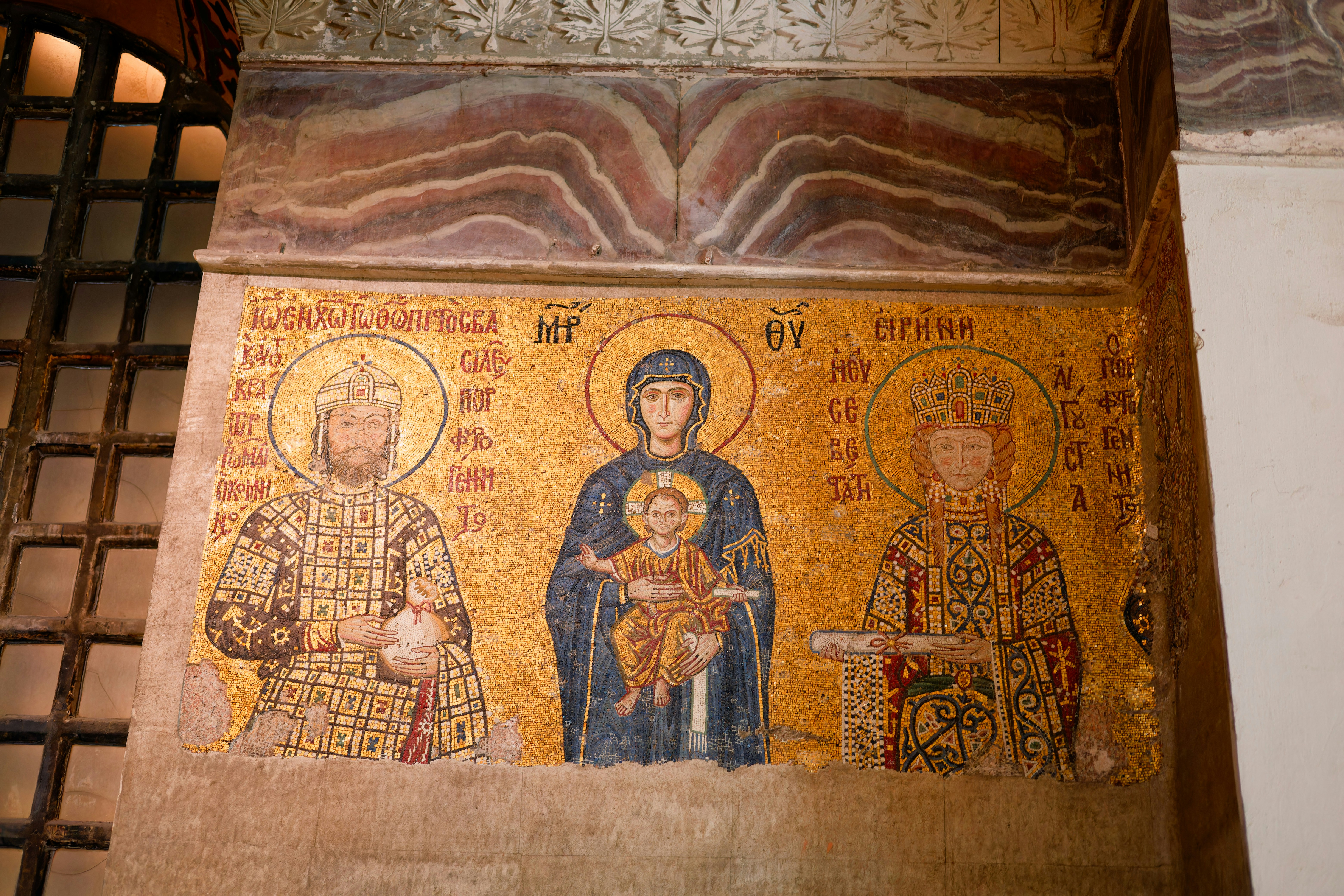 Ein byzantinisches Mosaik zeigt Figuren mit Heiligenscheinen.