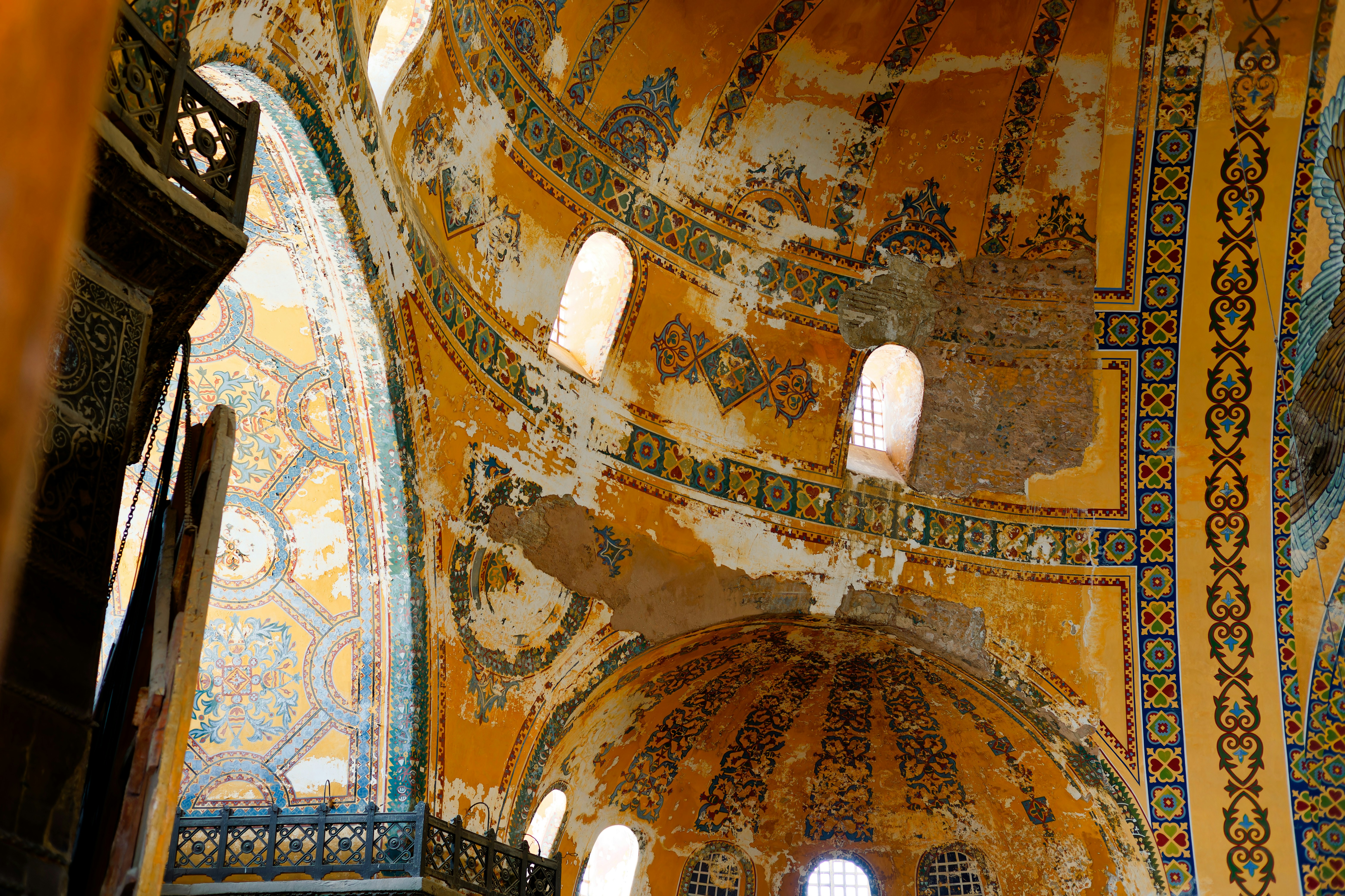 Im Inneren eines alten Kuppelgebäudes.