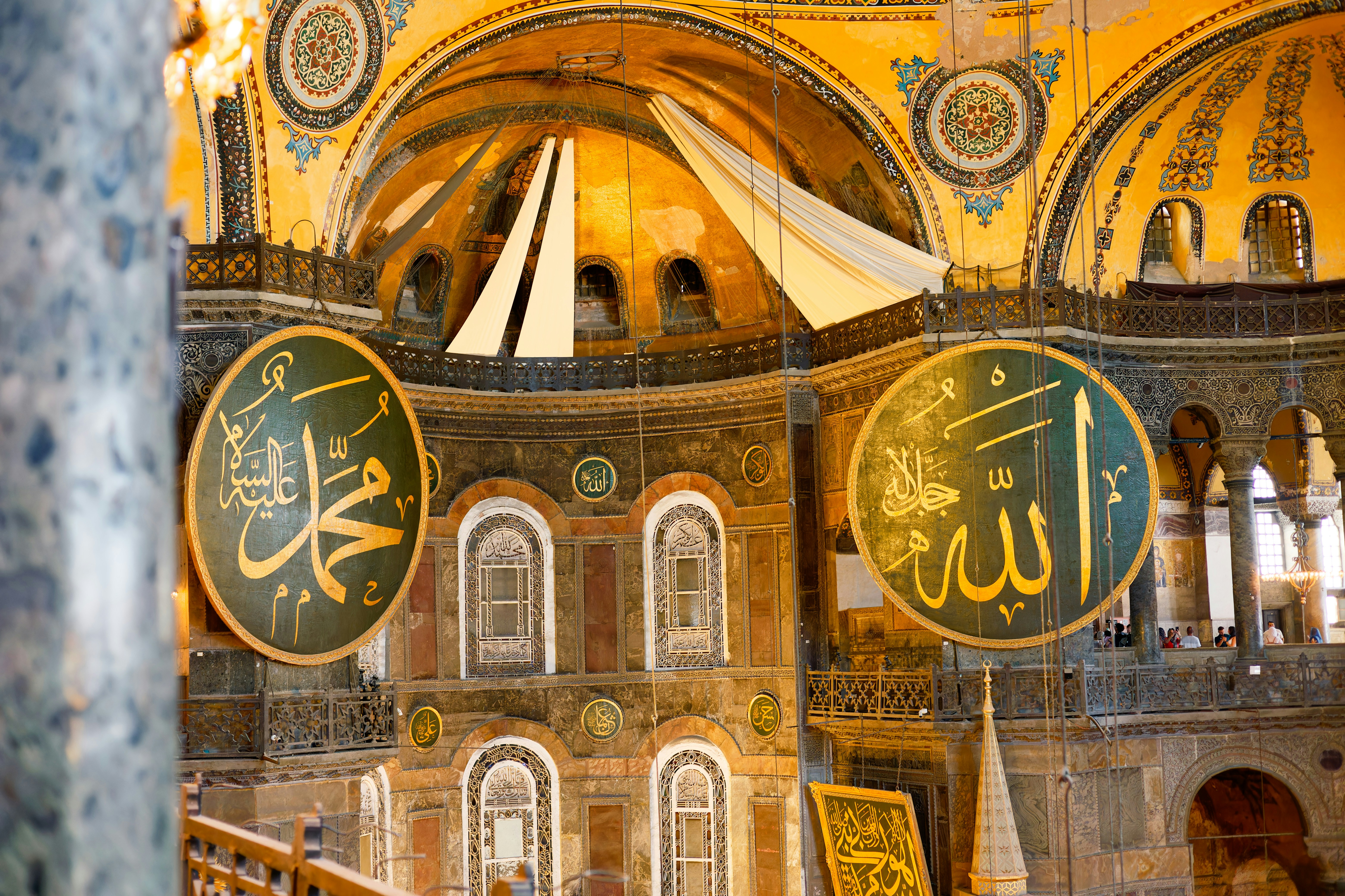 Im Inneren befindet sich die Hagia Sophia mit islamischer Kalligraphie.