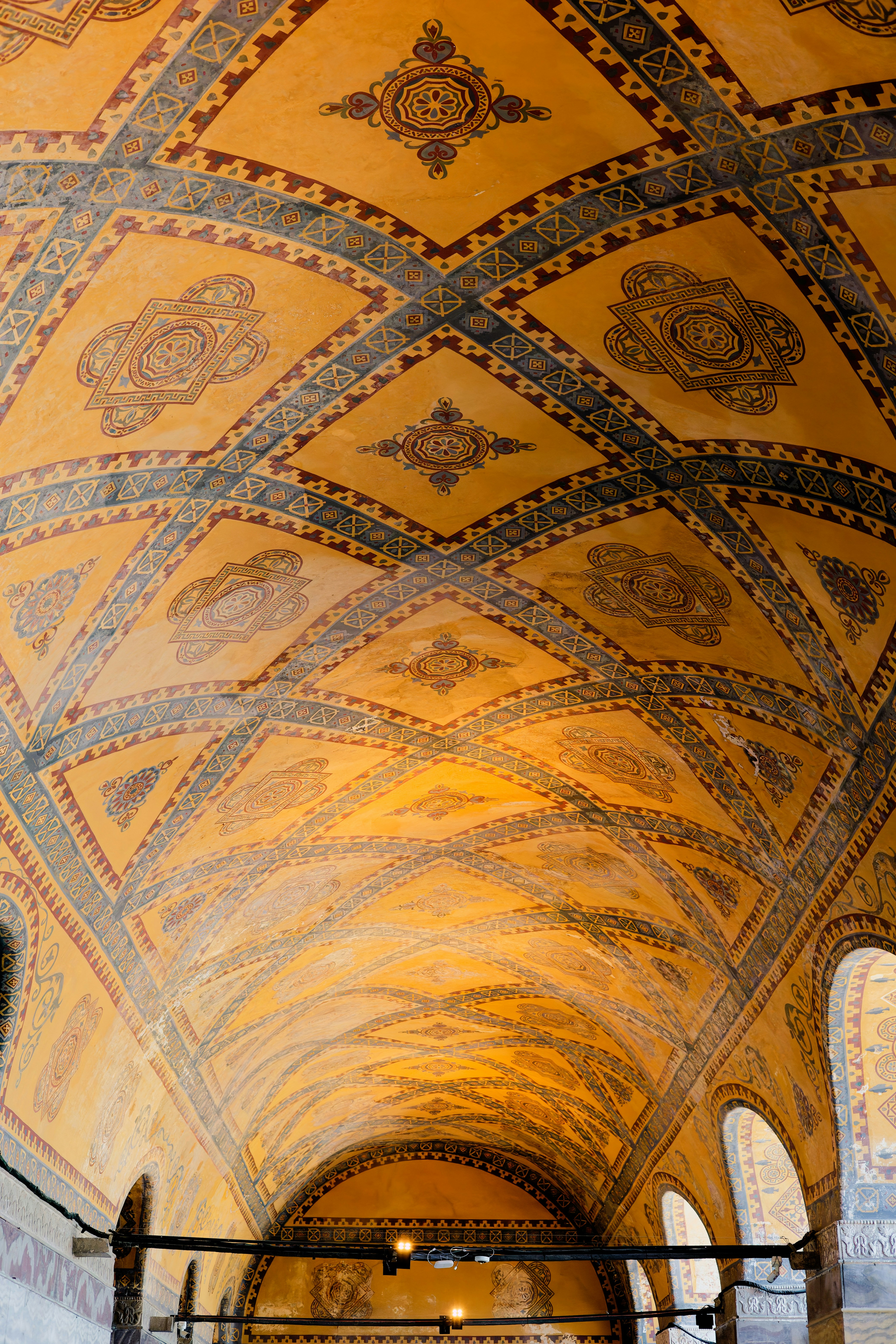 Komplizierte Decke, die mit kunstvollen Mustern bemalt ist.