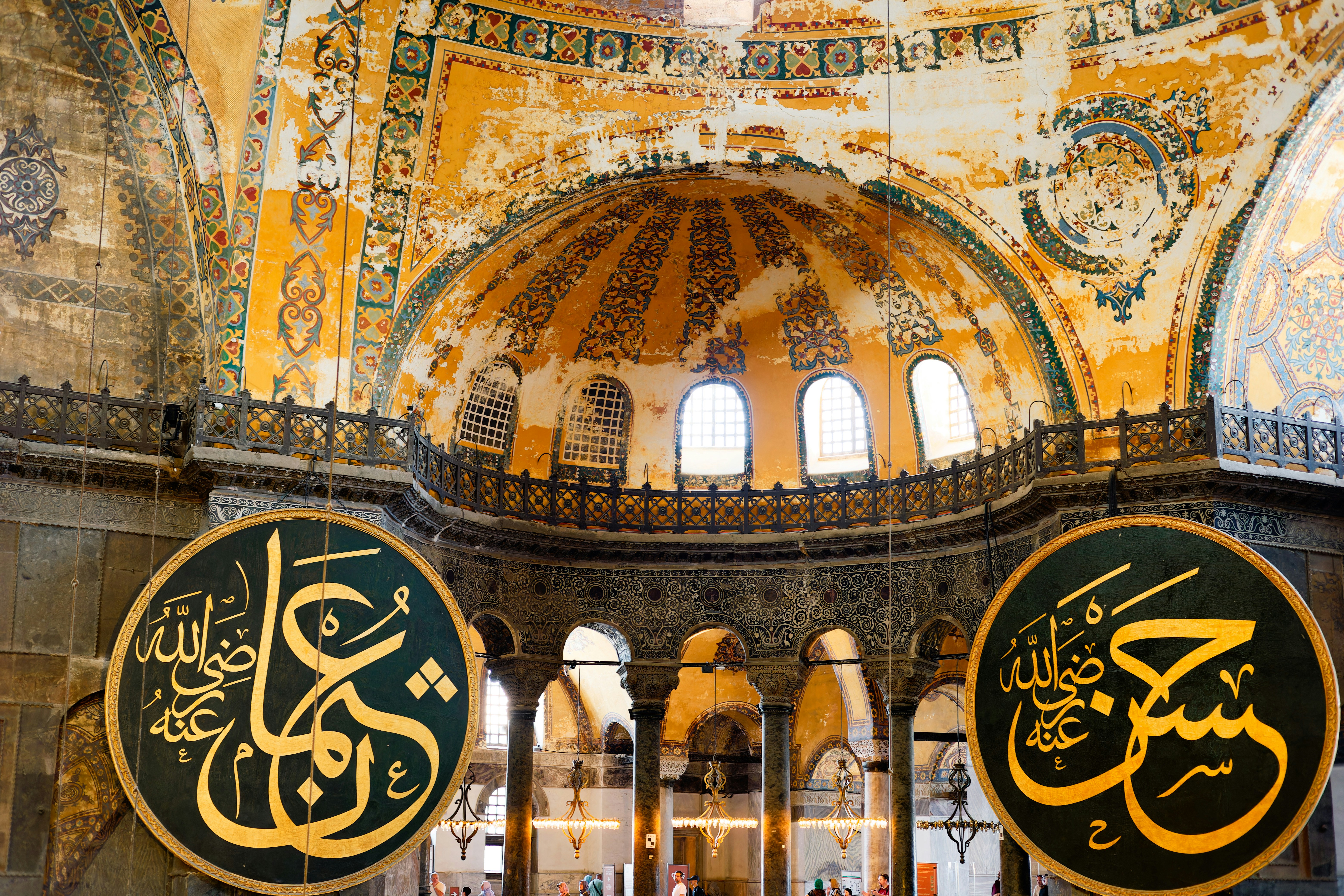 Im Inneren befindet sich die Hagia Sophia mit ihren gewölbten Decken.