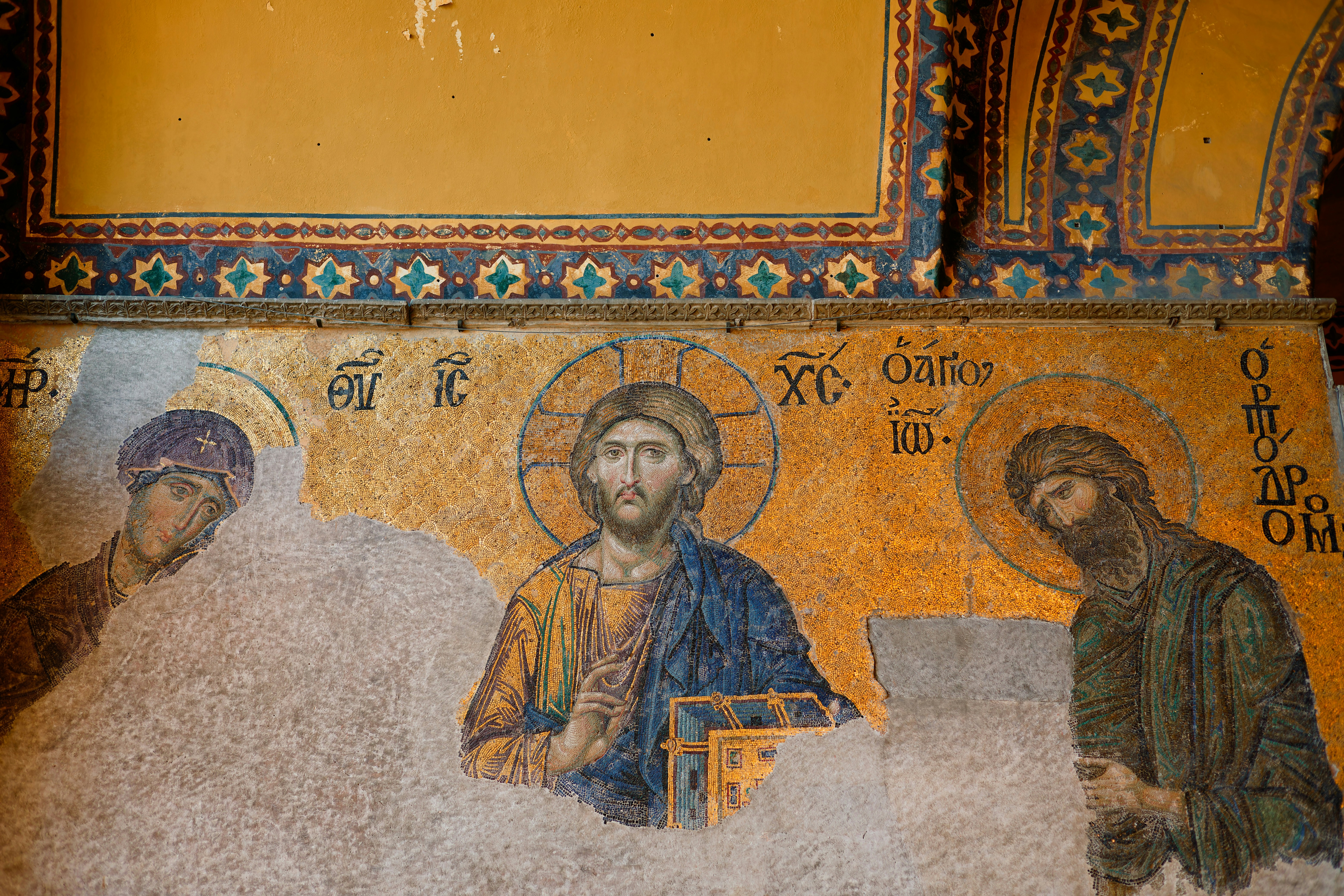 Mosaikkunst stellt Jesus mit anderen Figuren dar.