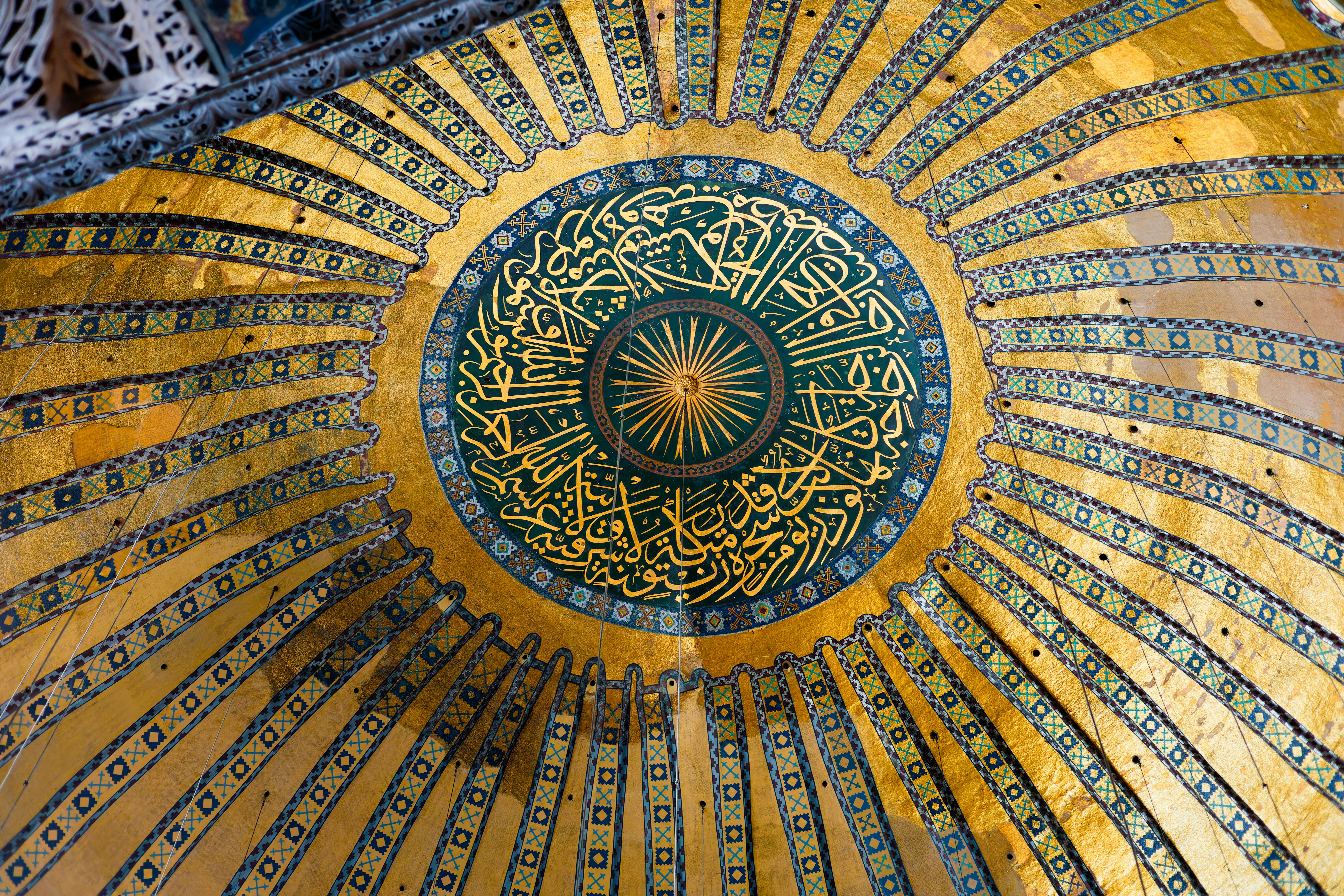 Komplizierte vergoldete Deckendetails in einer antiken Struktur.