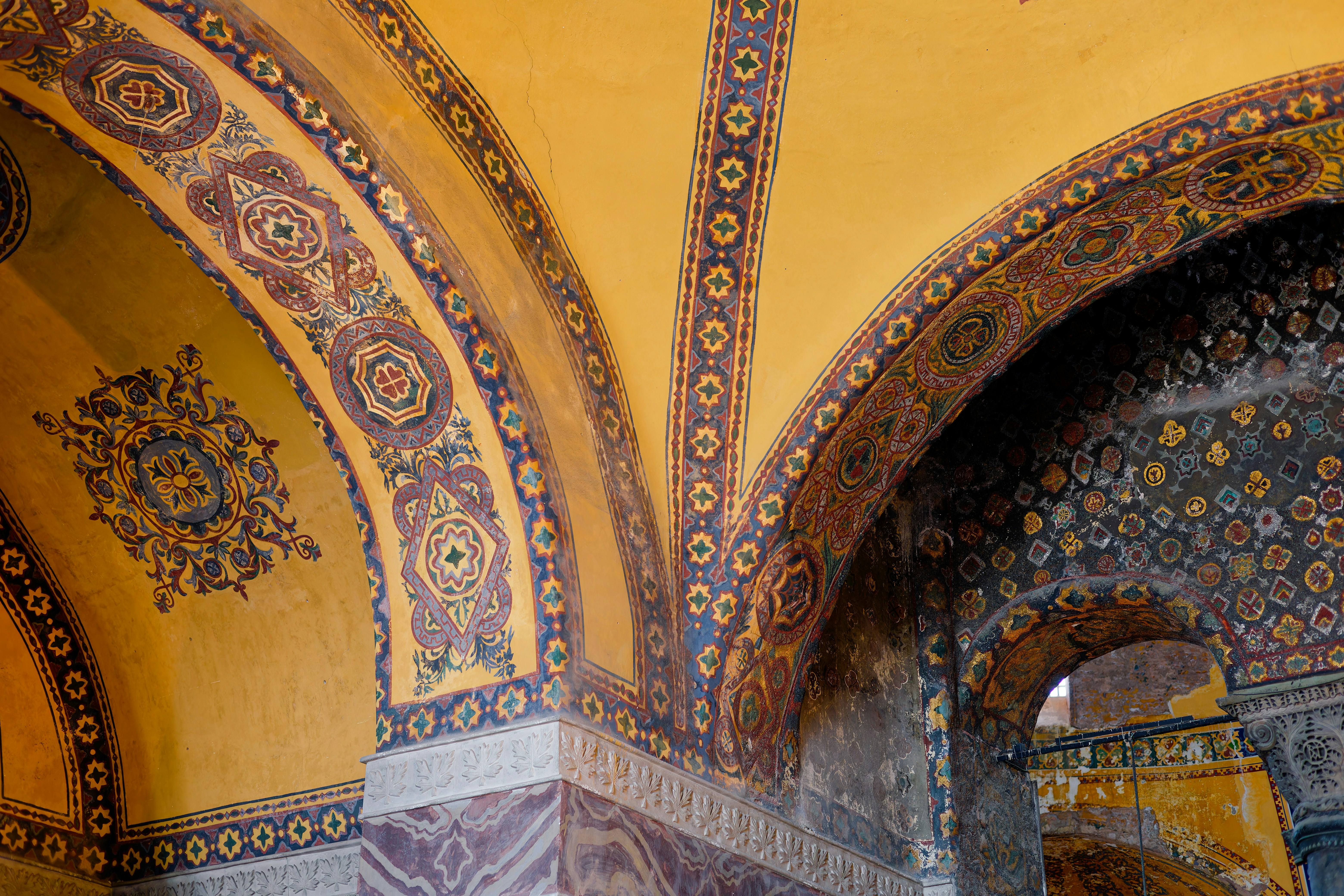 Gezeigt werden kunstvolle Decken mit schönen Verzierungen.